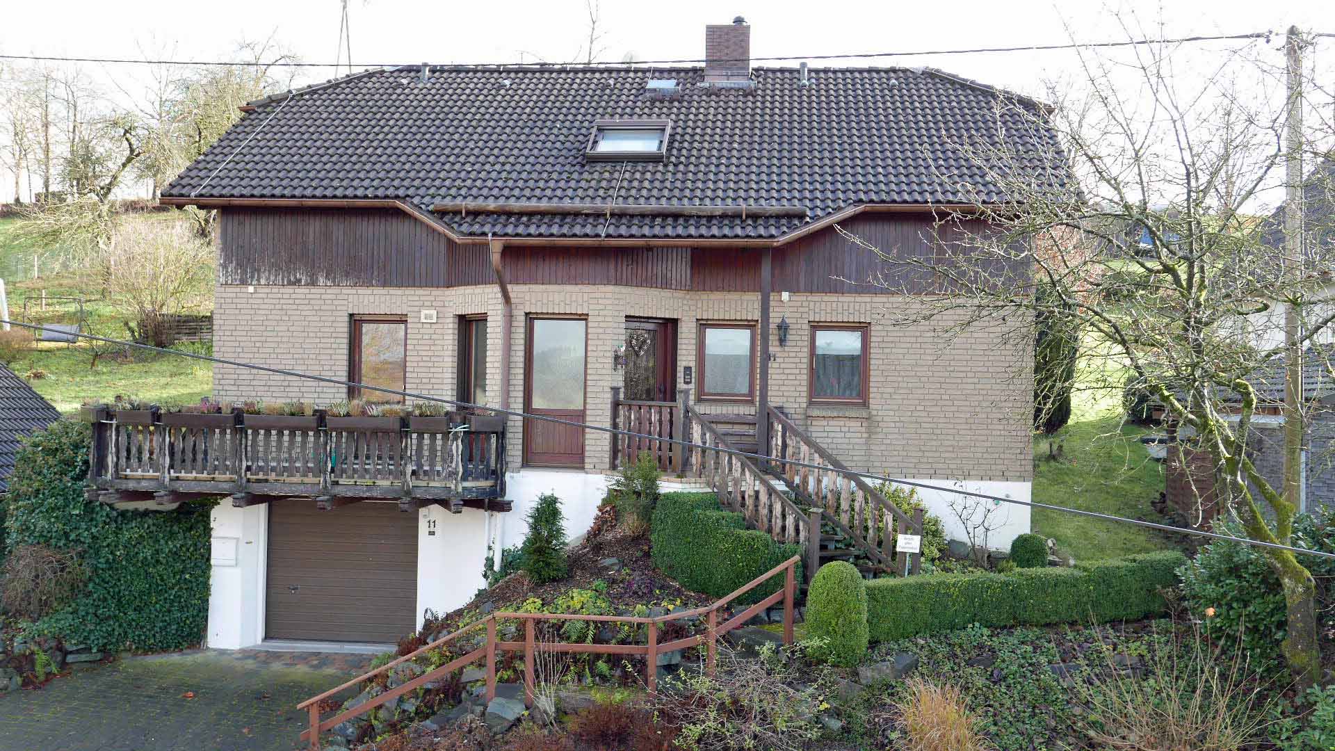 187 2-234 - Morsbach-Siedenberg: Großes Wohnhaus in ruhiger Höhenlage