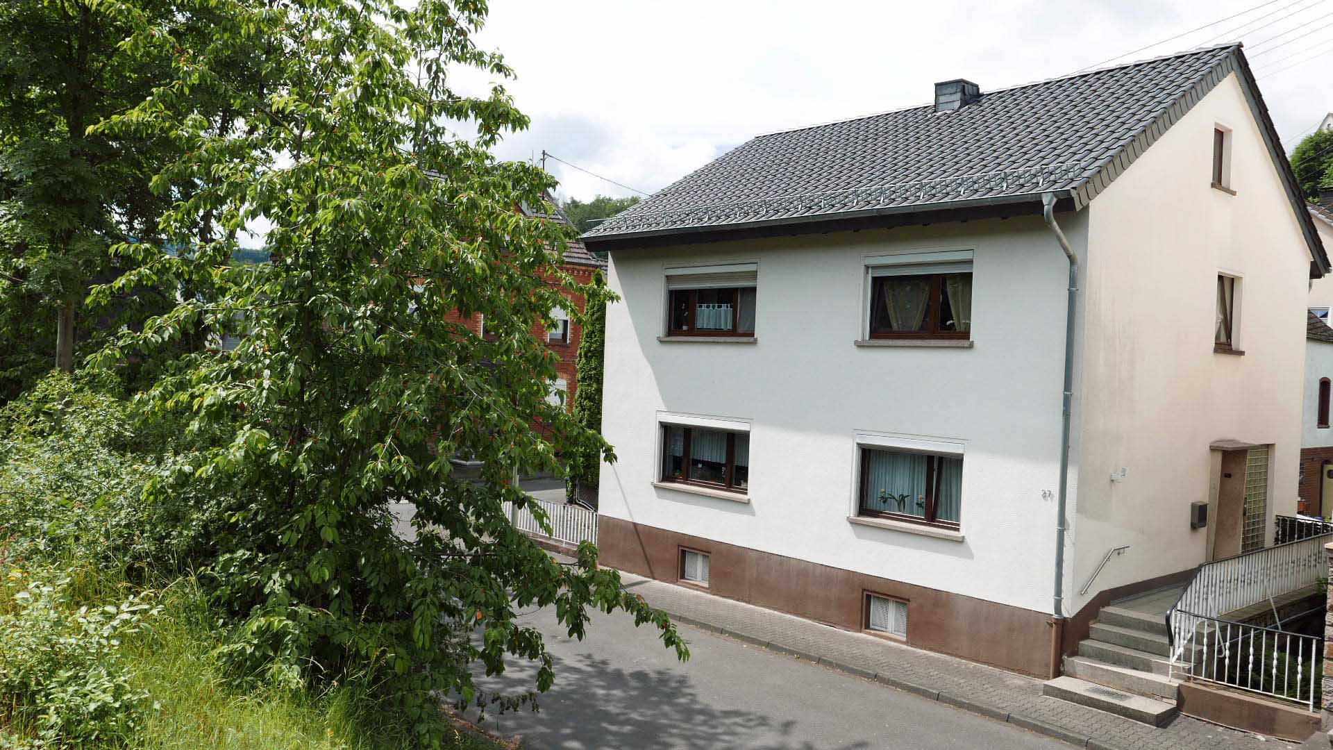 207 2-249 - Betzdorf: Zweifamilienhaus in guter, zentraler Wohnlage