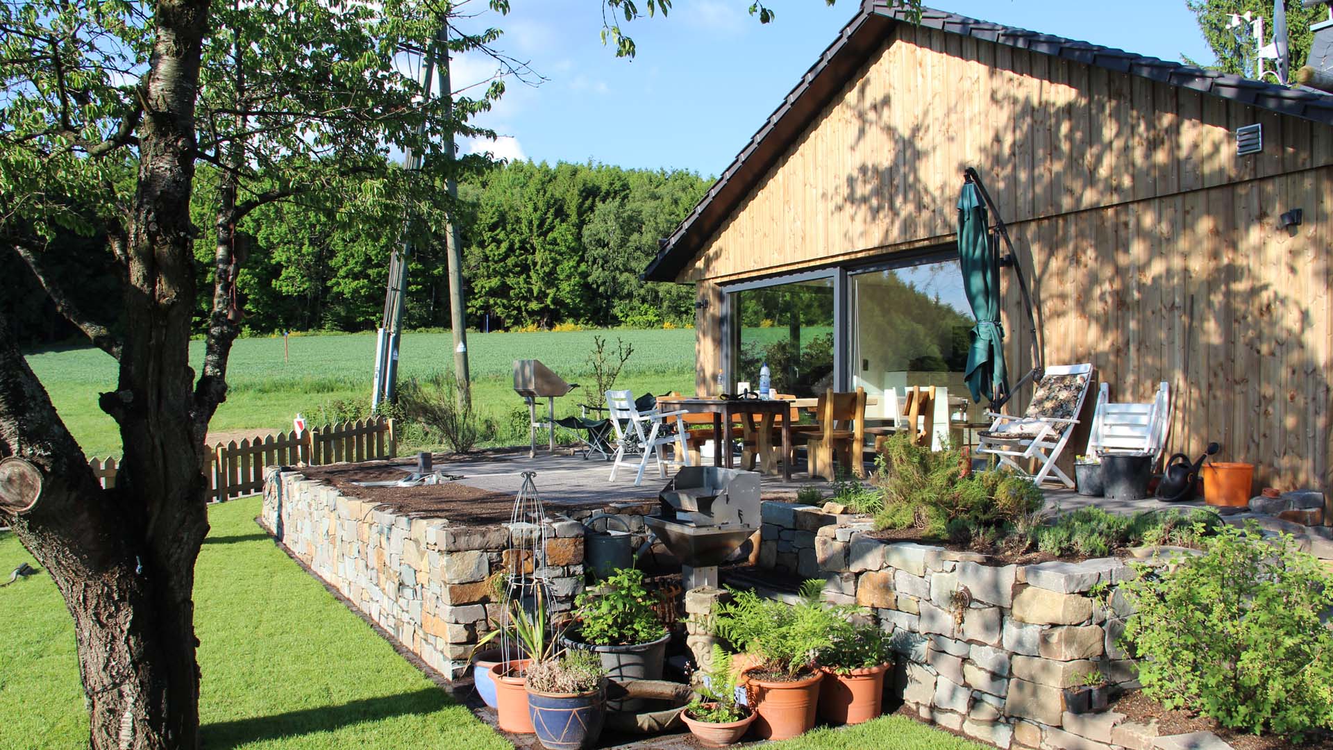 211 2-250 - Morsbach: Kleiner Luxus-Bungalow in einzigartig schöner, ruhiger Naturlage