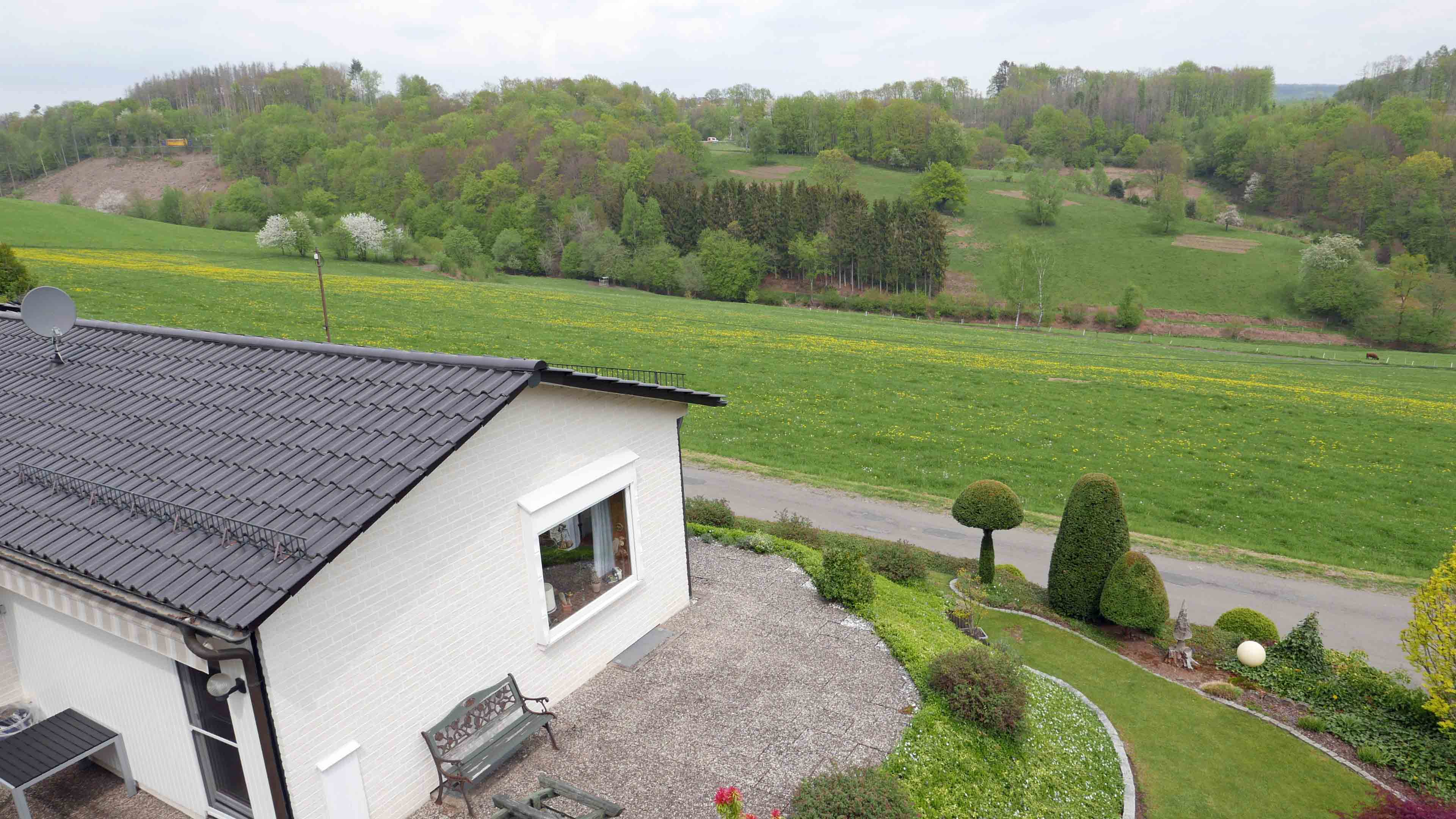 232 2-279 - Morsbach-Böcklingen: Freier Blick ins Grüne - kleiner Bungalow in Höhenlage