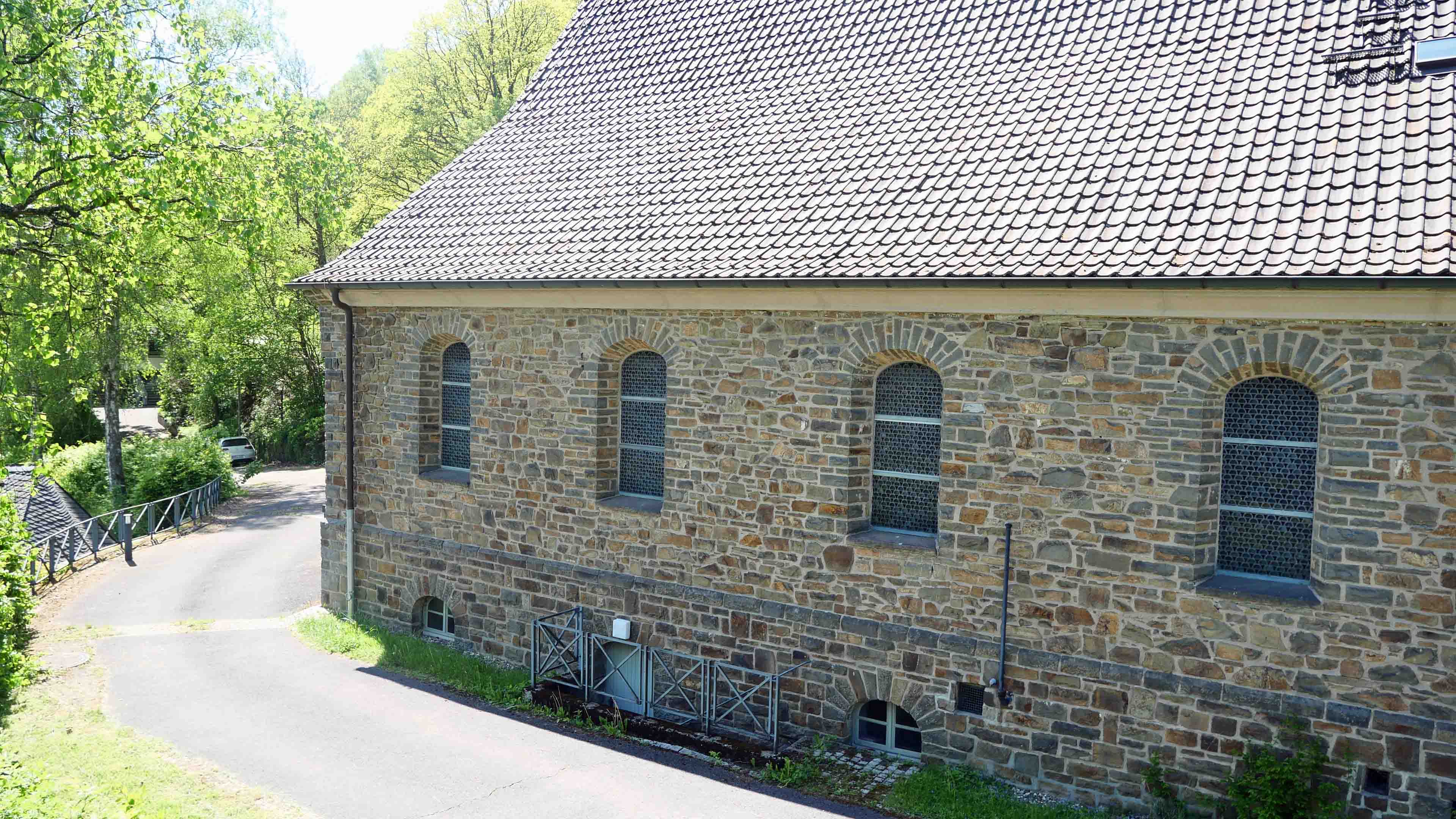 Morsbach-Ellingen: Stilvolle, kleine Bruchsteinkirche, Seitenschiff; unten: Treppe zum Keller (ca. 40 m²)