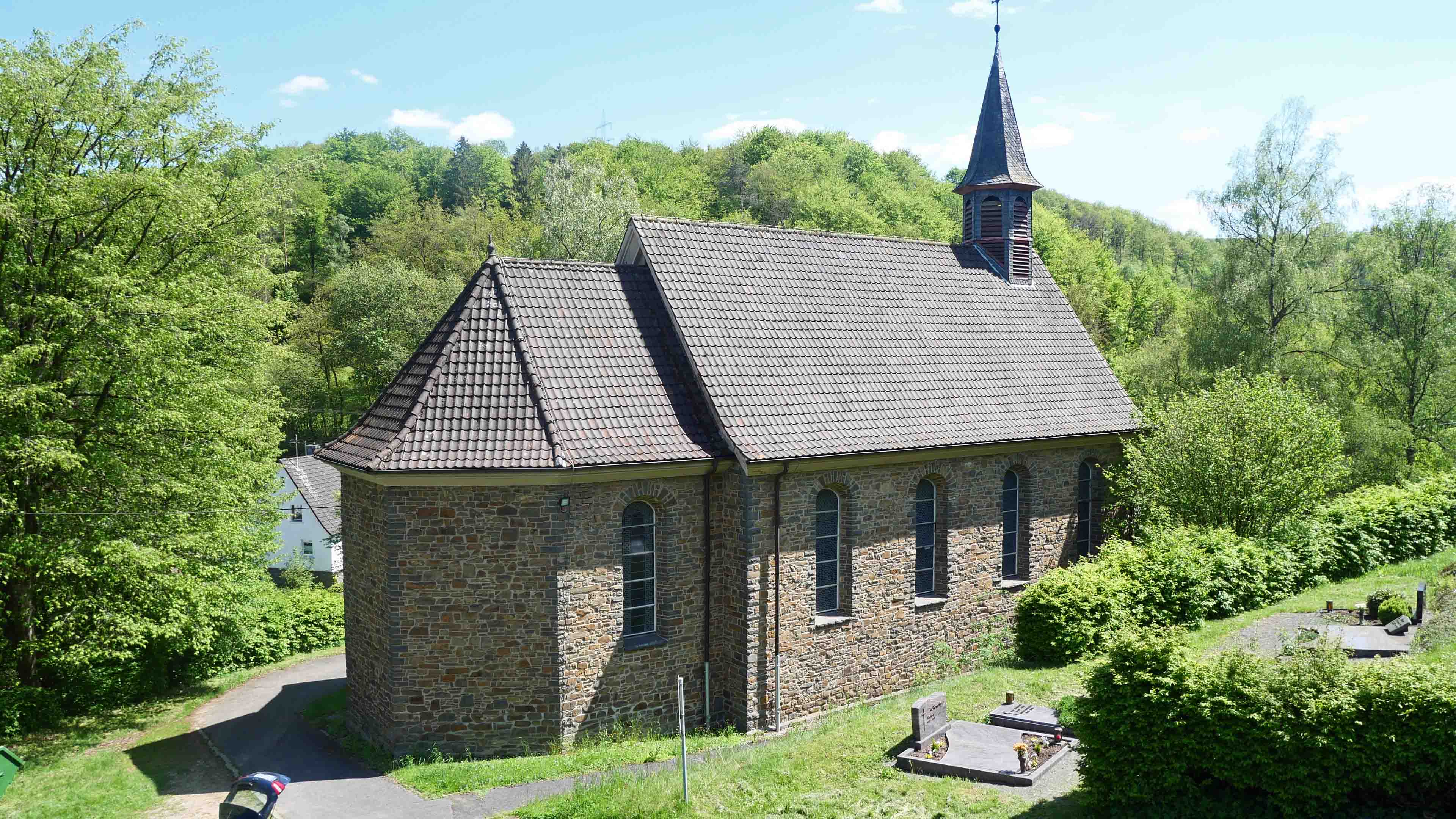 280 2-318 - Morsbach-Ellingen: Stilvolle, kleine Bruchsteinkirche