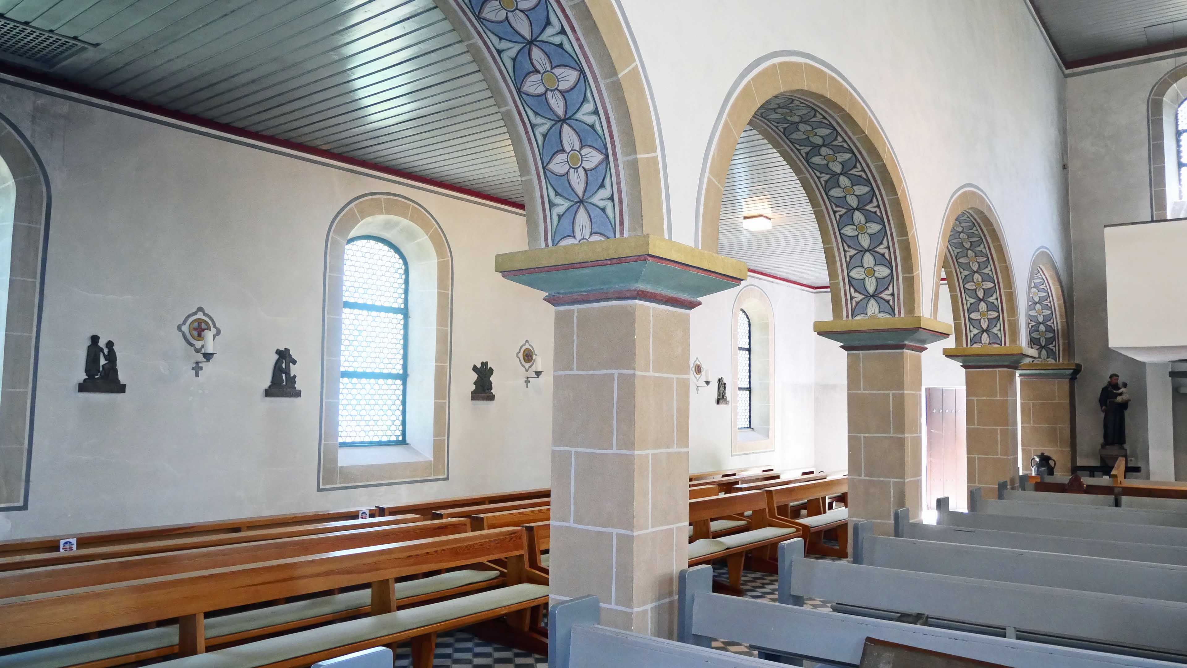 Morsbach-Ellingen: Stilvolle, kleine Bruchsteinkirche, das Seitenschiff ist 4 x 15 m groß