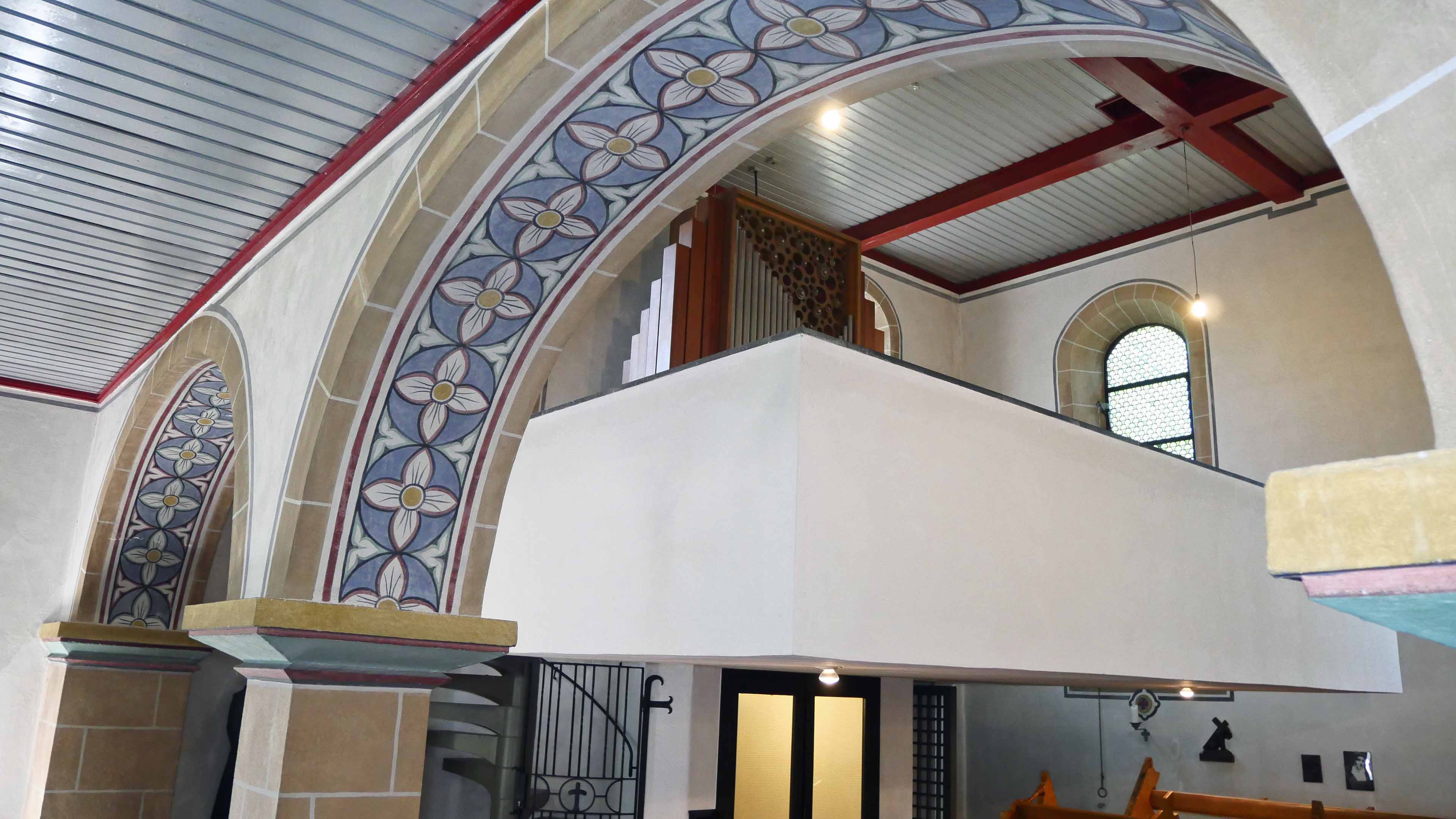 Morsbach-Ellingen: Stilvolle, kleine Bruchsteinkirche, Chorraum. Der Kirchenraum ist ca. 6,8 m hoch