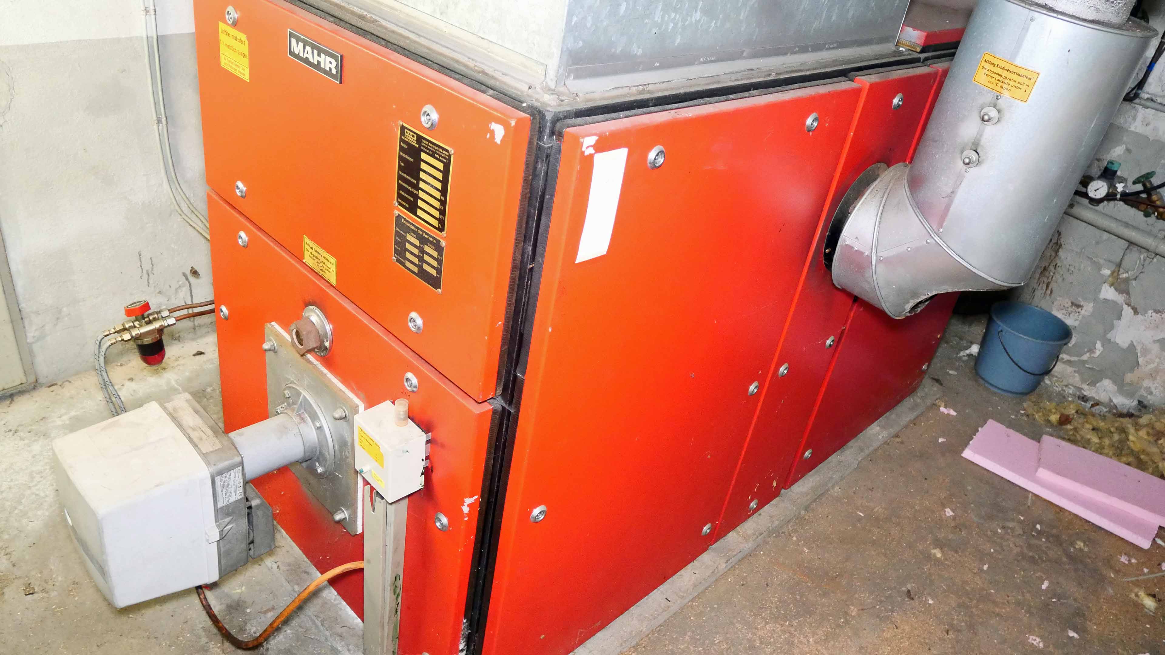 Morsbach-Ellingen: Stilvolle, kleine Bruchsteinkirche, Ölheizung mit Warmluft-Gebläse