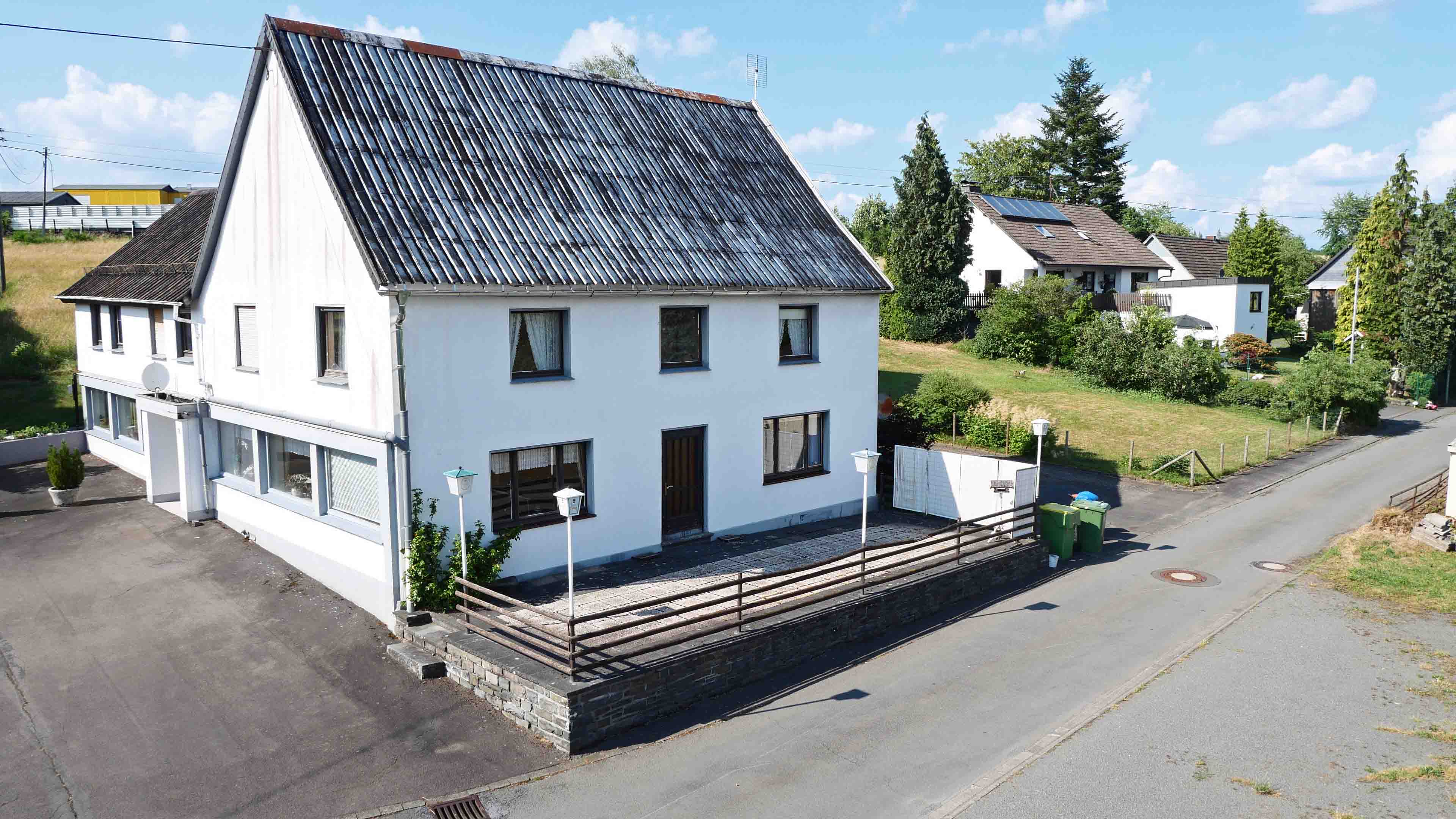 285 2-328 - VERKAUFT Reichshof-Hahn: Viel Platz für wenig Geld! Dorfkneipe mit 2 Wohnungen und Scheune 