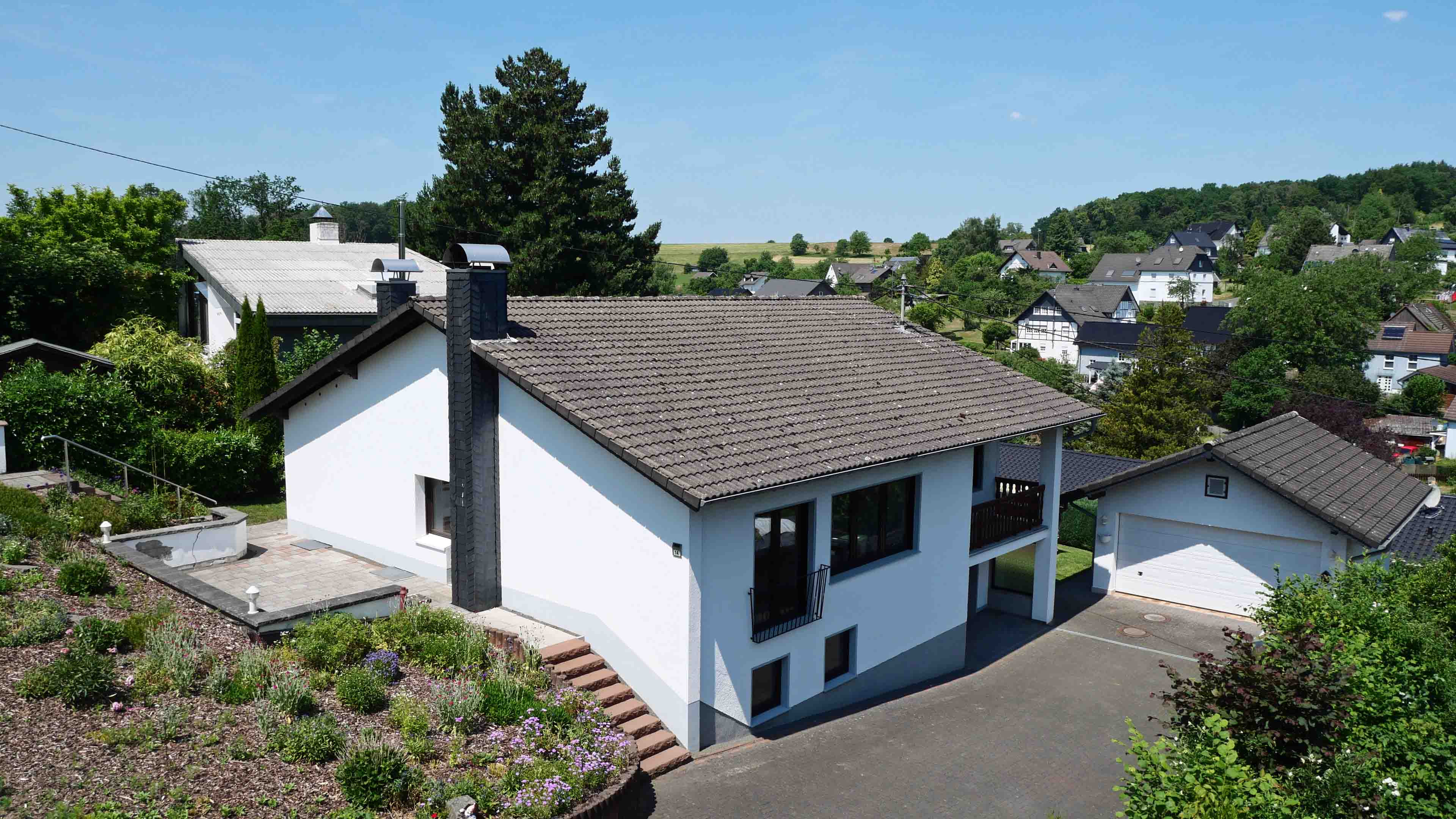 282 2-336 - VERKAUFT  Nümbrecht-Prombach: Ganz ruhig und versteckt gelegen. Bungalow mit zwei Garagen.