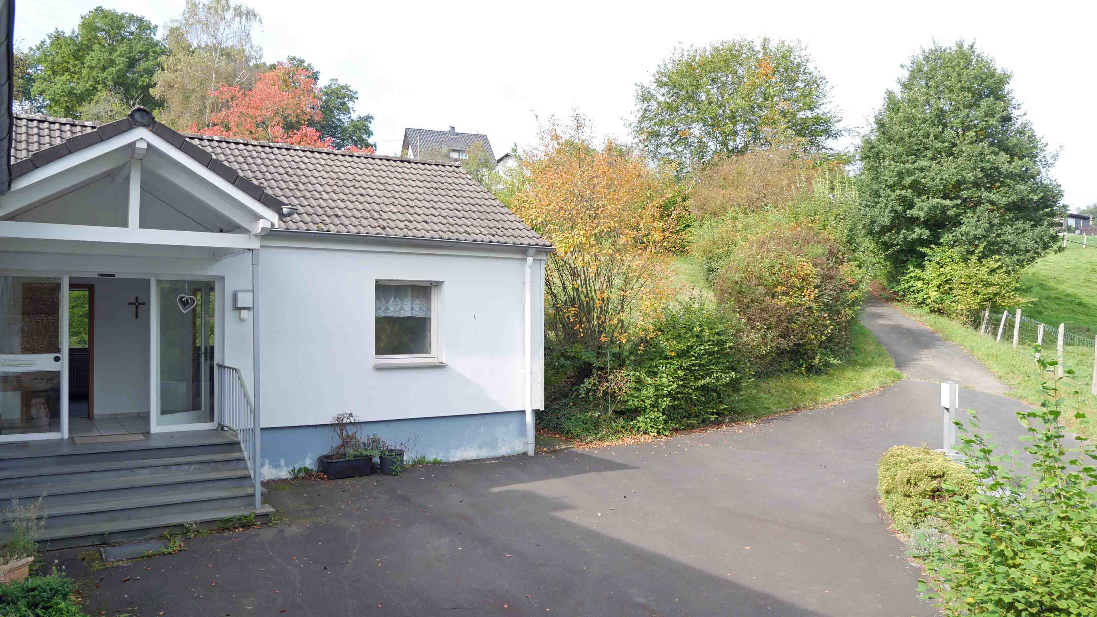 Morsbach-Holpe: Ruhige, ungestörte Ortsrandlage, ...Eingangs-/Hofbereich