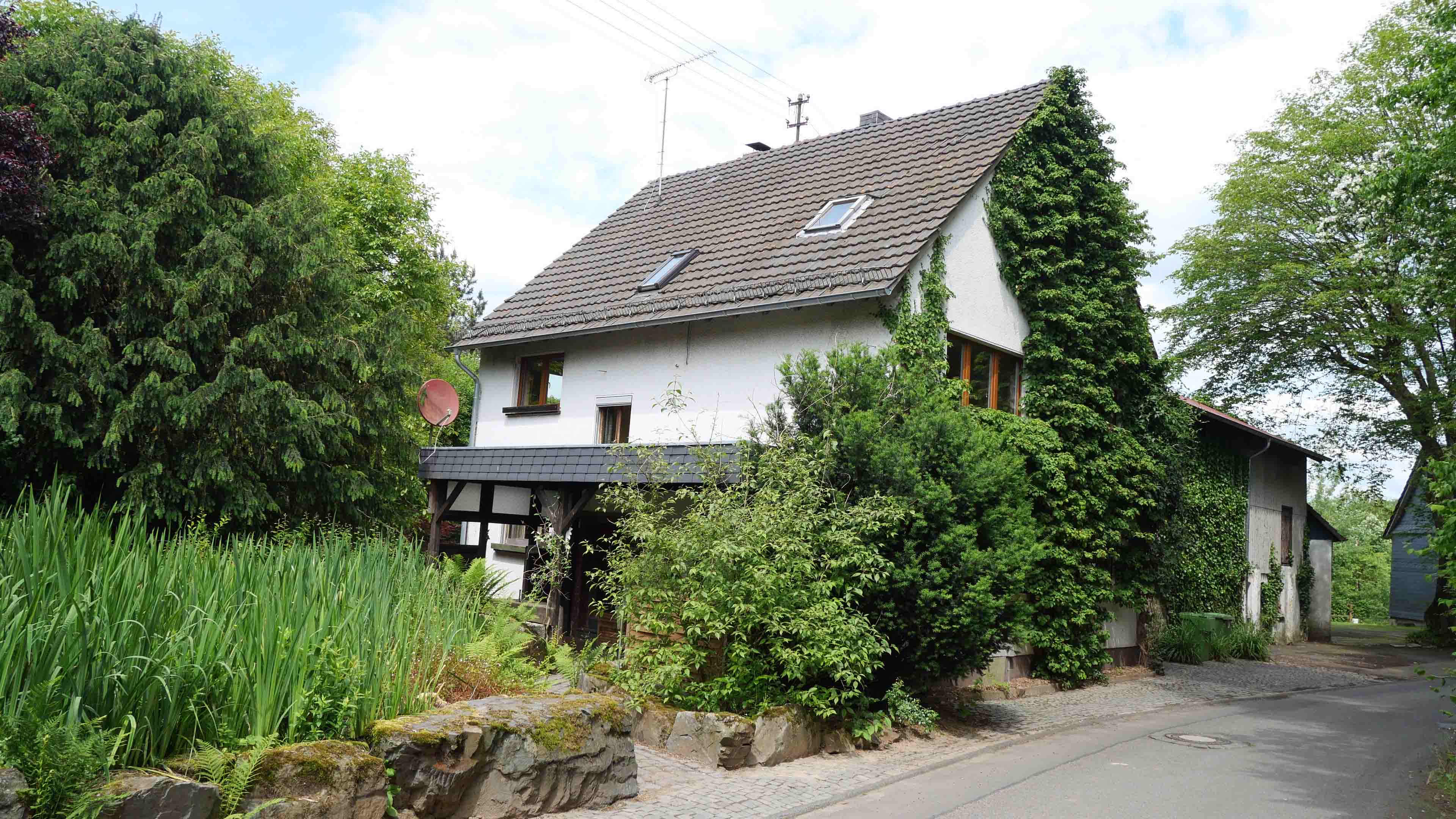 330 2-382 - VERKAUFT  Waldbröl-Happach: Landhaus mit Stall/Scheune - perfekt fürs Landleben