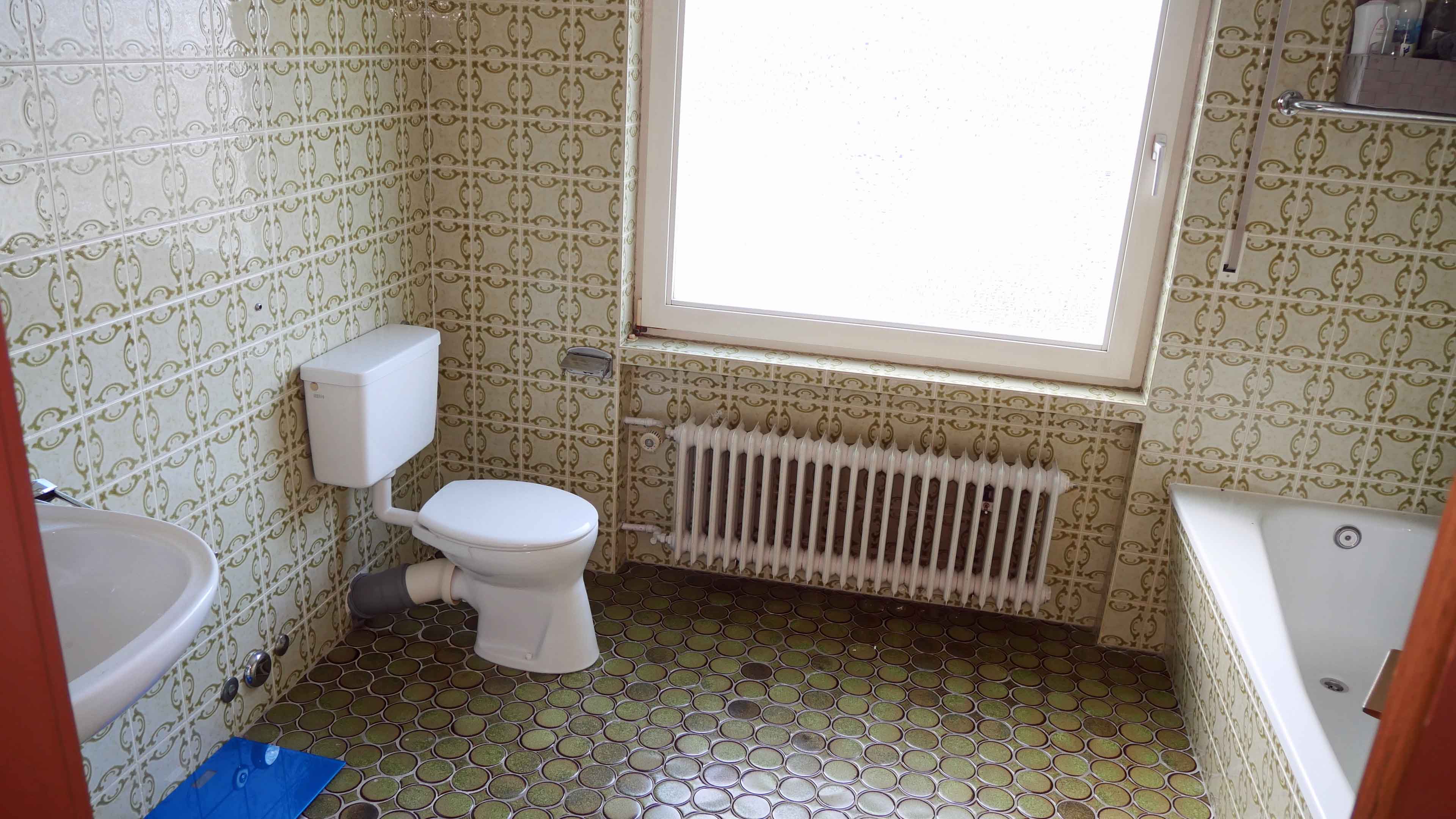 Morsbach: Doppelhaus im Zentrum, Das Bad im OG. Dusche ist hinter der Tür 