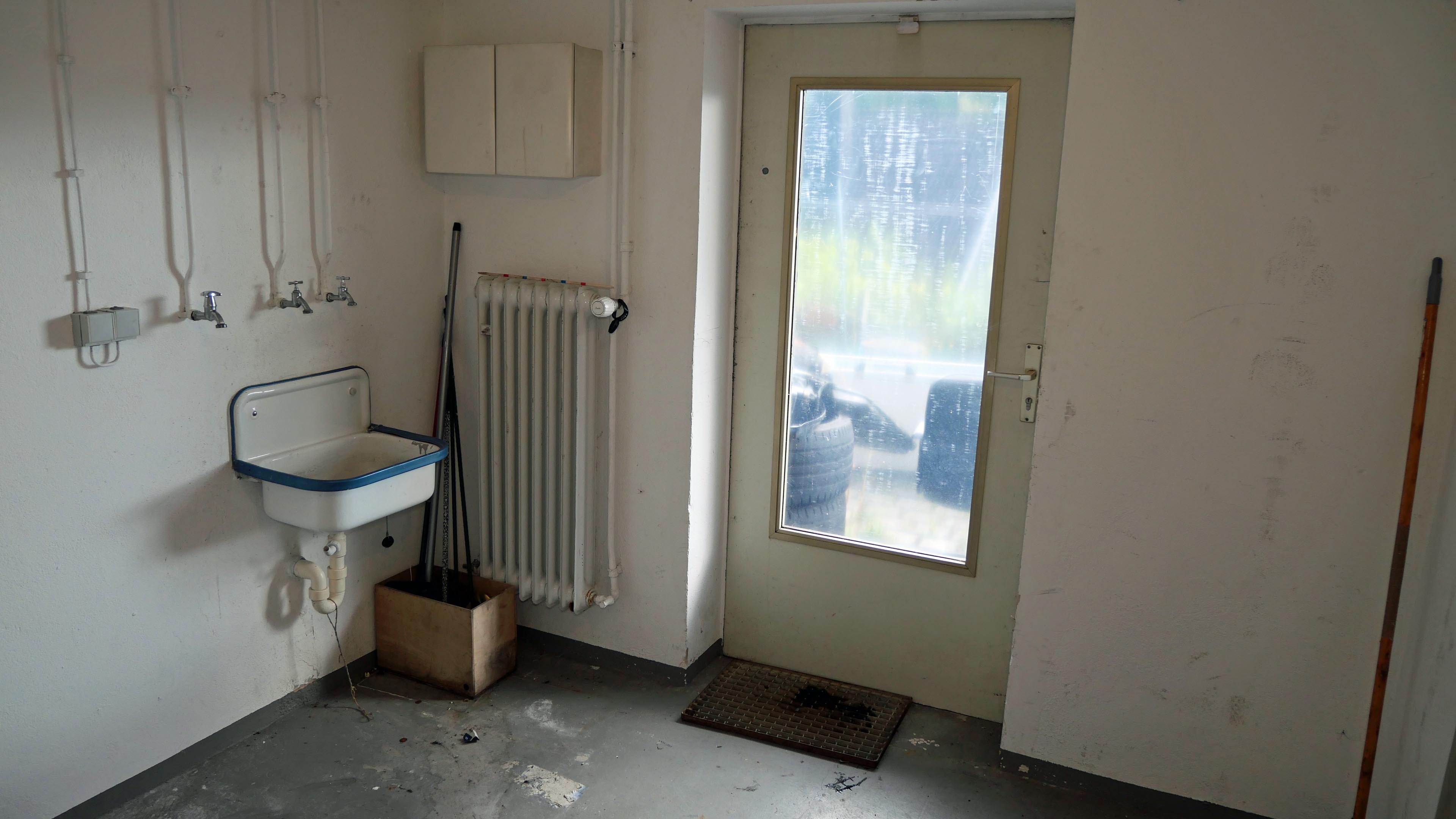 Morsbach: Doppelhaus im Zentrum, 45 m² Nutzfläche im Keller mit ebenerdigem Ausgang