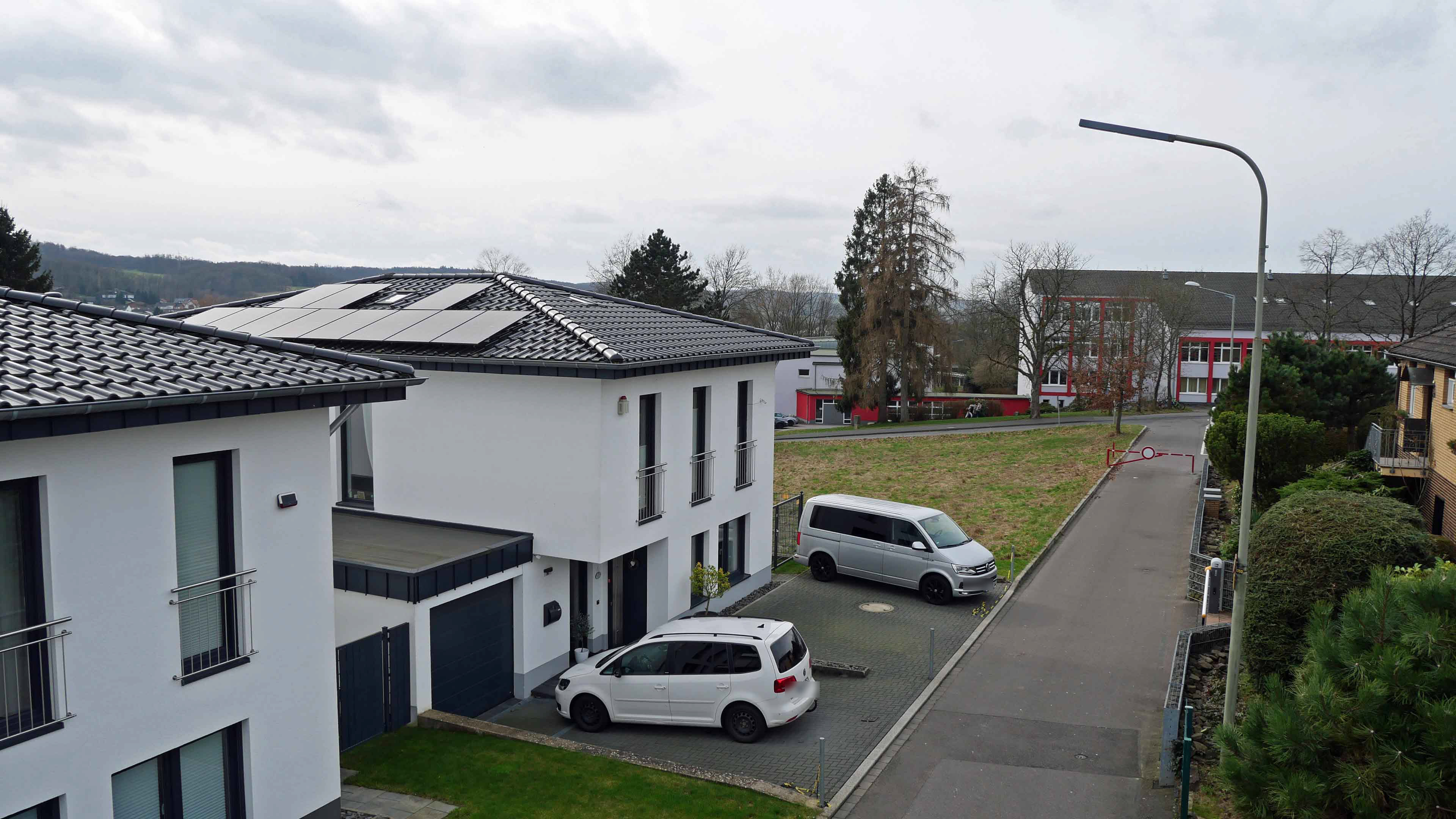 Waldbröl: Eckgrundstück am Gymnasium, attraktive Nachbarbebauung