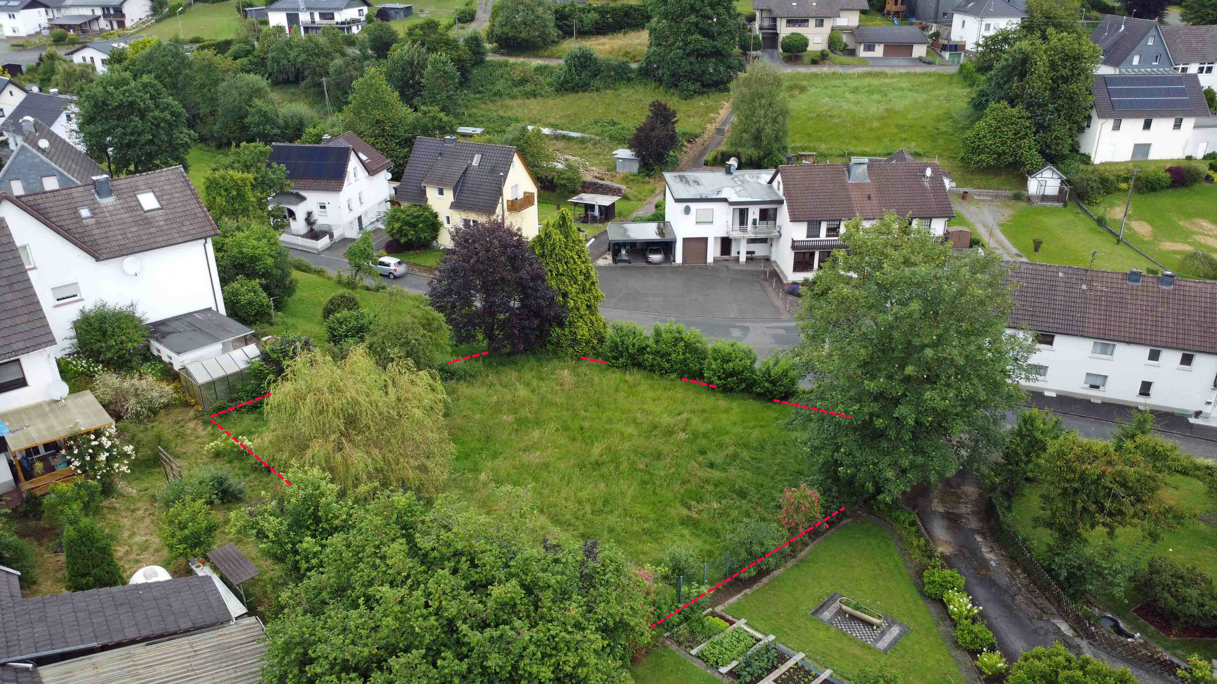 Morsbach-Alzen: Preiswertes Baugrundstück in der Ortsmitte, zentral, aber ruhig und grün in Alzen gelegen