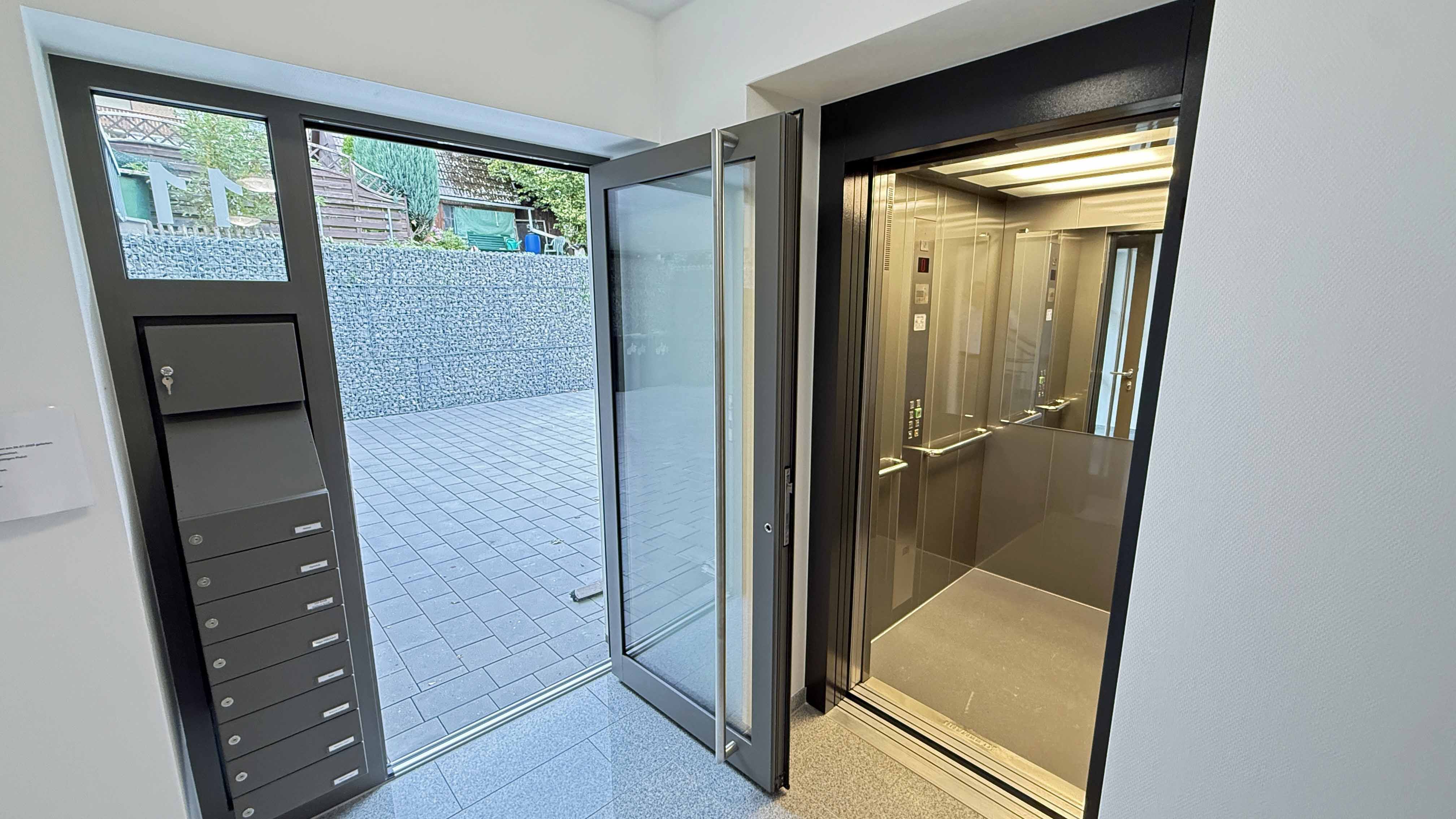 Morsbach: Neu, barrierefrei und sofort beziehbar, Eingangsbereich mit Marmorboden und Lift