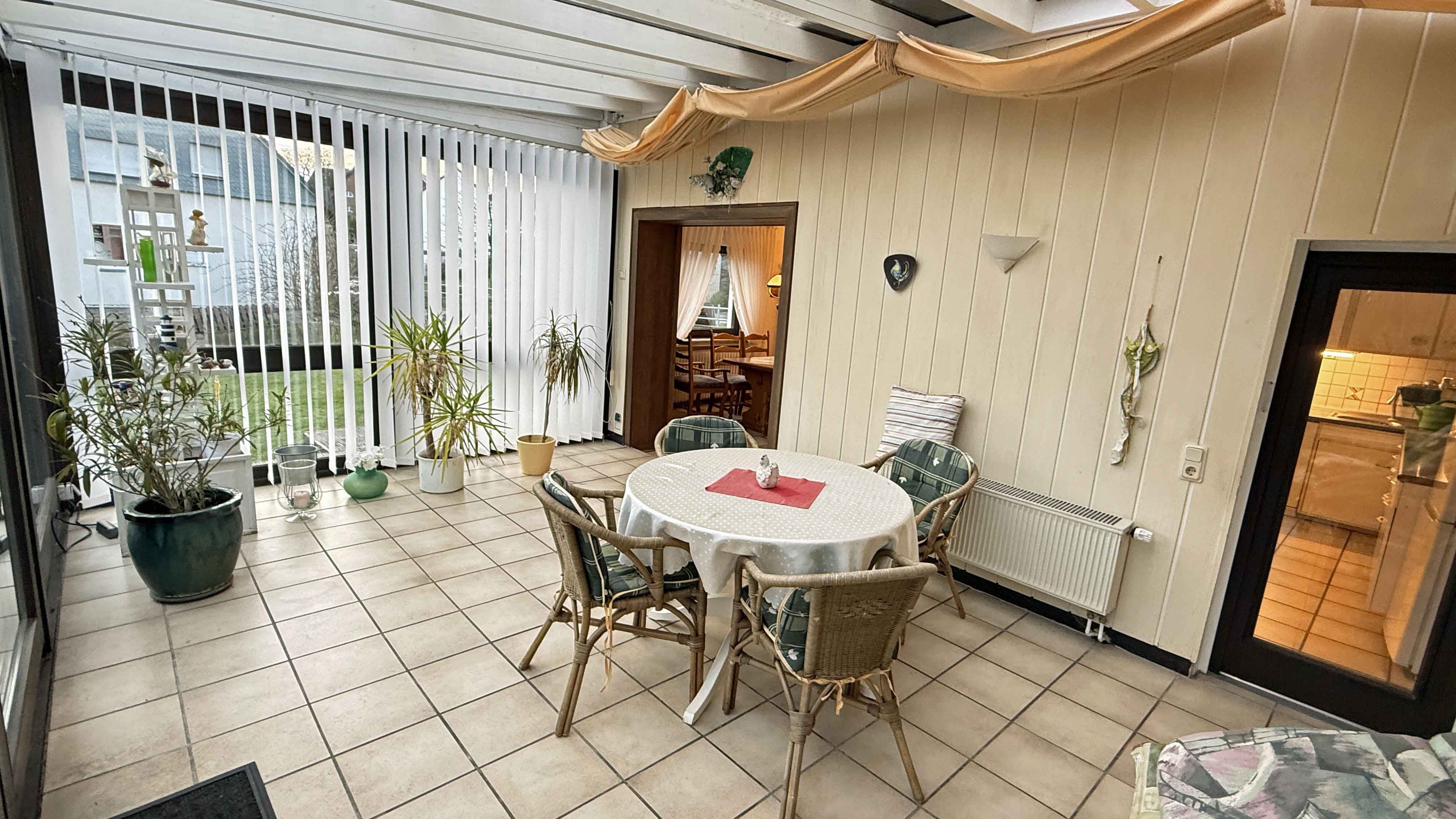 Mit Blick zum Himmel und Natur: EFH in Reichshof-Hahn mit Wintergarten und Terrasse, großer, beheizter Wintergarten als Wohnzimmer