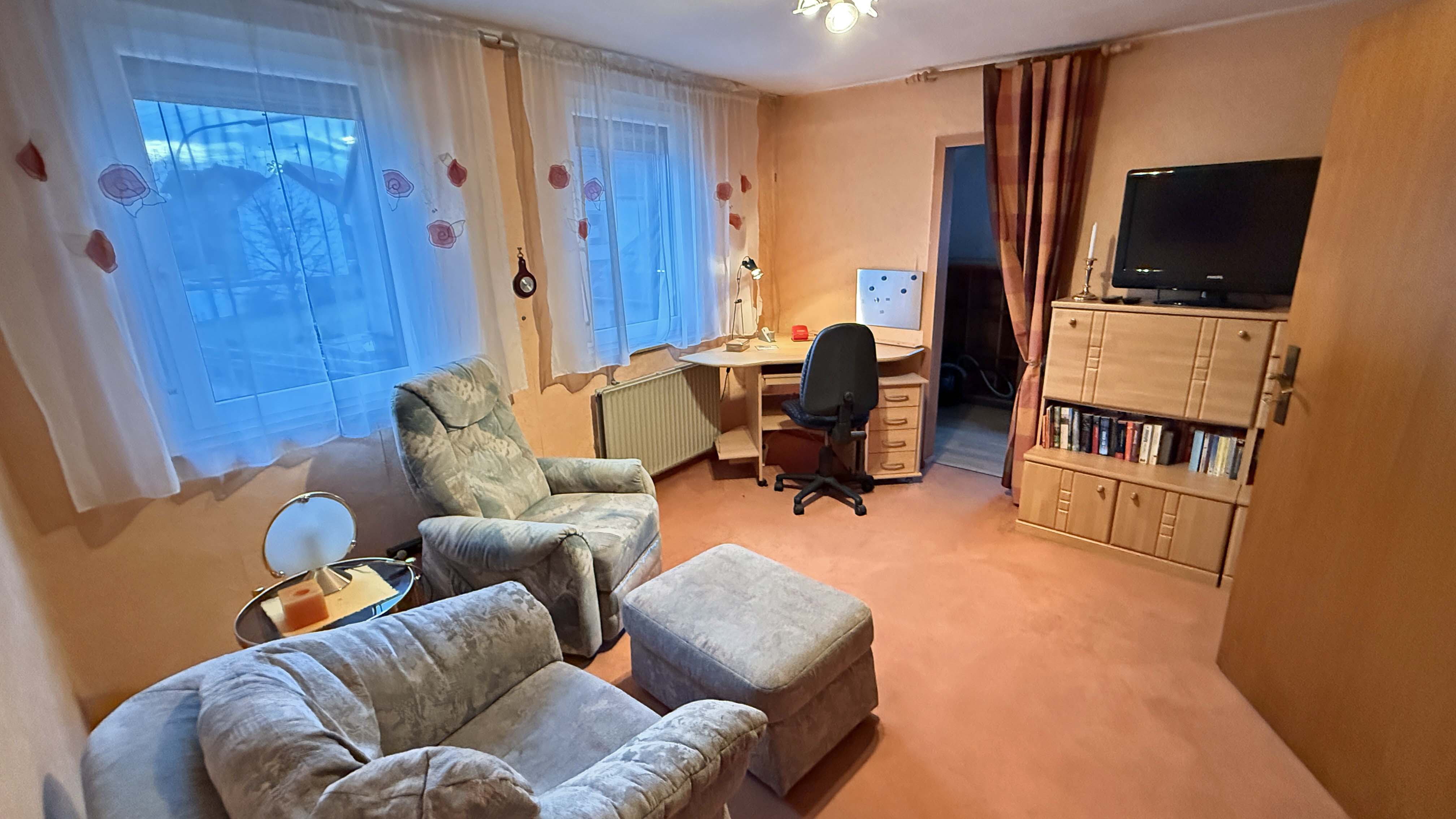 Mit Blick zum Himmel und Natur: EFH in Reichshof-Hahn mit Wintergarten und Terrasse, Dachgeschoss (57 m² Wfl). mit 3 Zimmern und...