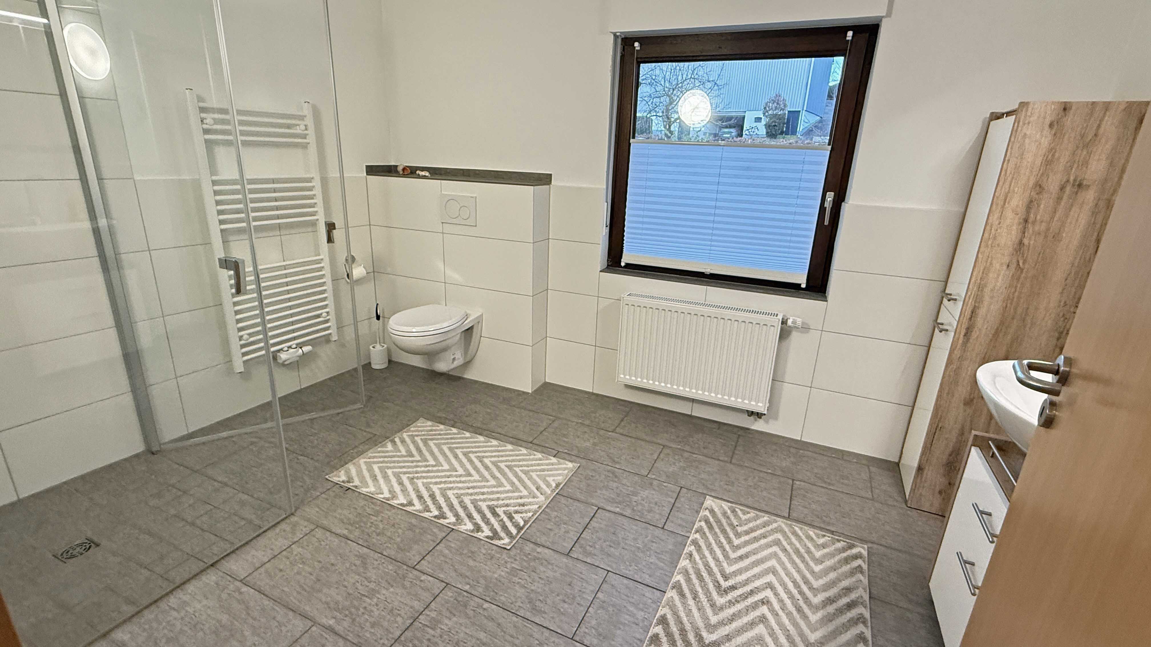 Mit Blick zum Himmel und Natur: EFH in Reichshof-Hahn mit Wintergarten und Terrasse, ...Bad (9 m²), Bj.2017 mit bodengleicher Dusche