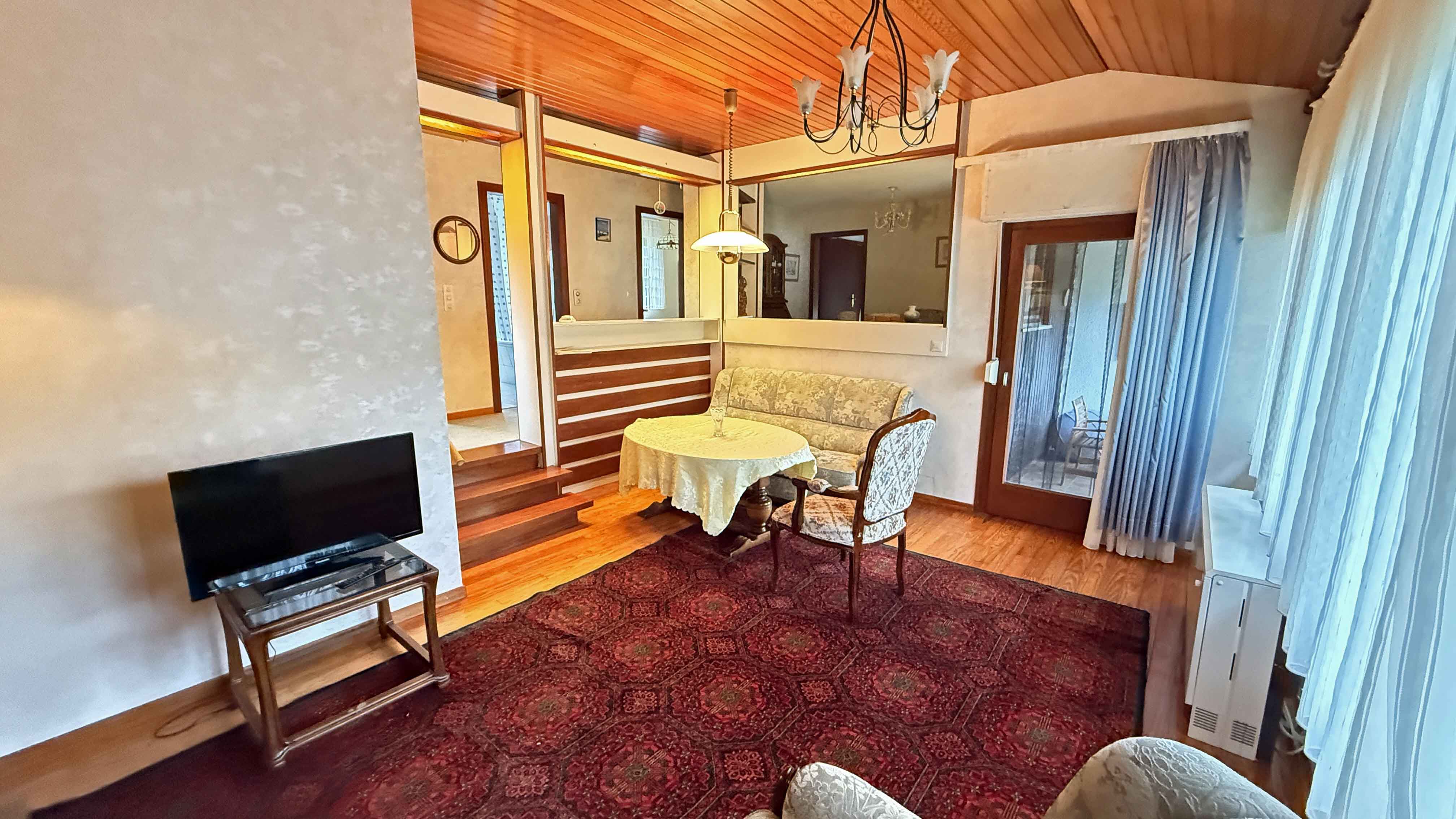 Selbach: Kleiner Bungalow - naturnah, ruhig und preiswert, .. Holzdielen, großen Fensten und Tür z. Loggia