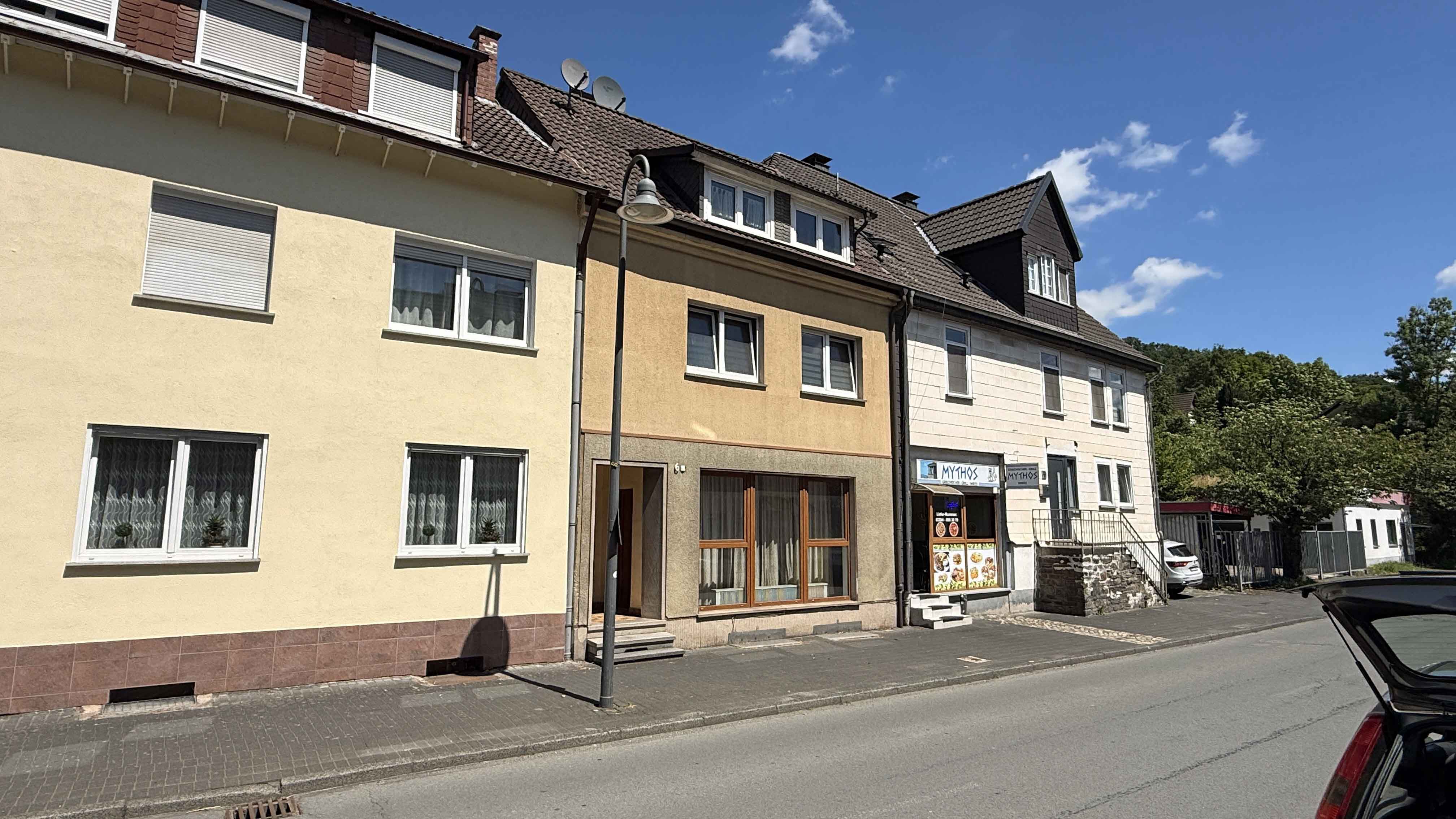 Verkauft - Morsbach: Wohnhaus mit zwei Wohnungen und Ladenlokal, Frontseite. Parken direkt an der Straße möglich 