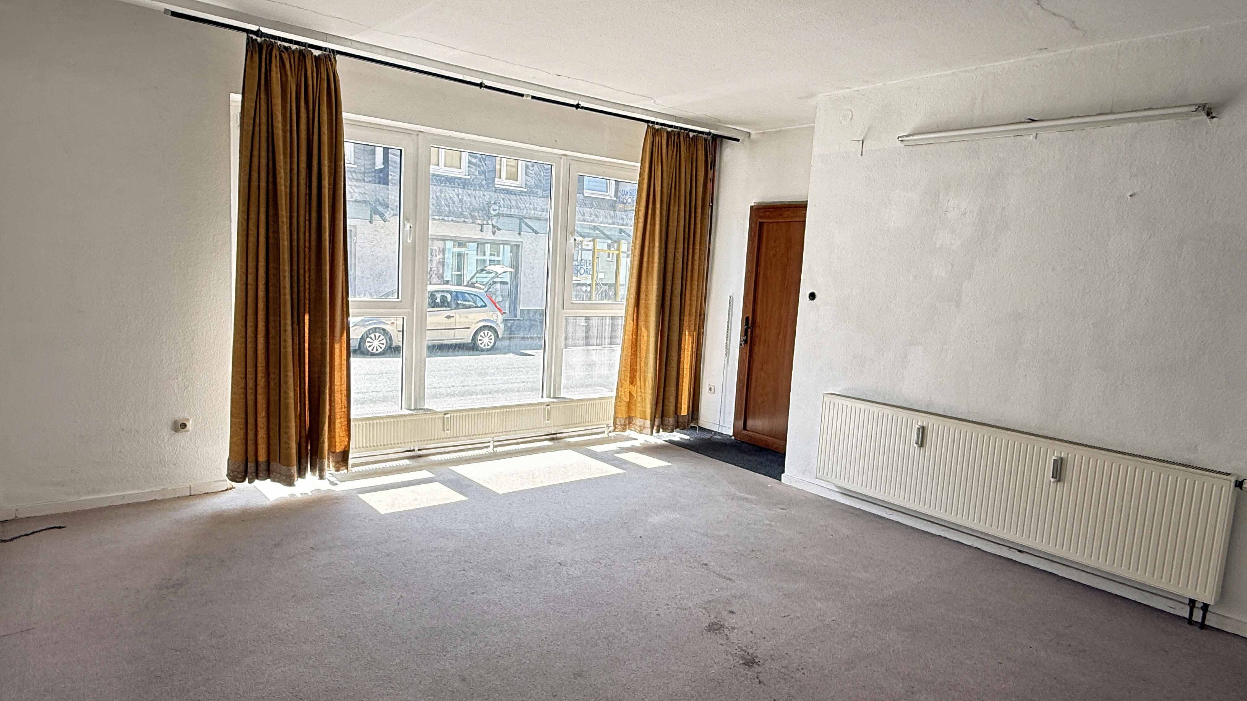 Verkauft - Morsbach: Wohnhaus mit zwei Wohnungen und Ladenlokal, Ladenlokal im EG: Raum 32 m² mit Schaufenster