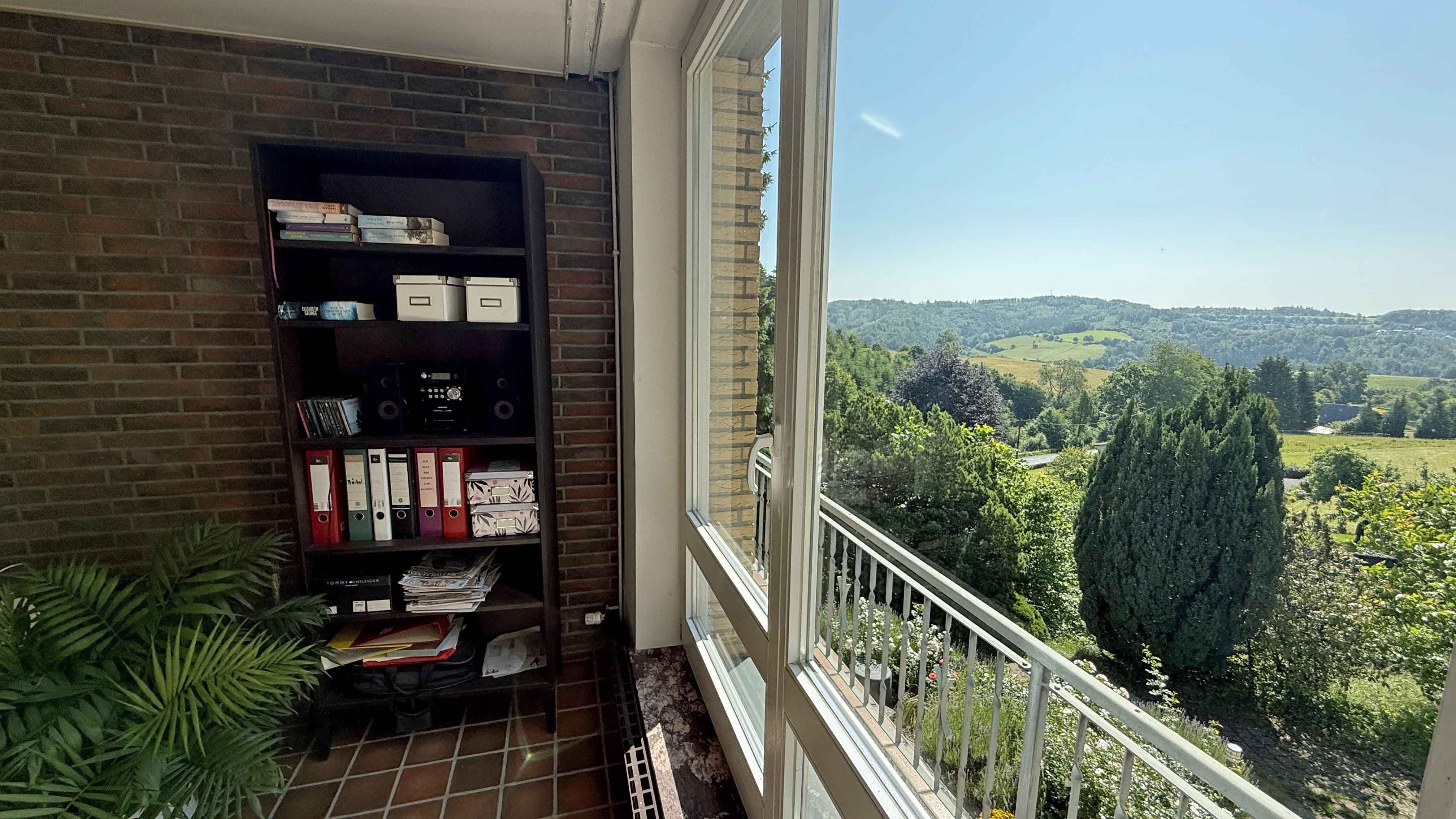 Morsbach-Herbertshagen: besondere Lage - besonderes Haus, ...großem Panoramafenster und herrlichem Blick