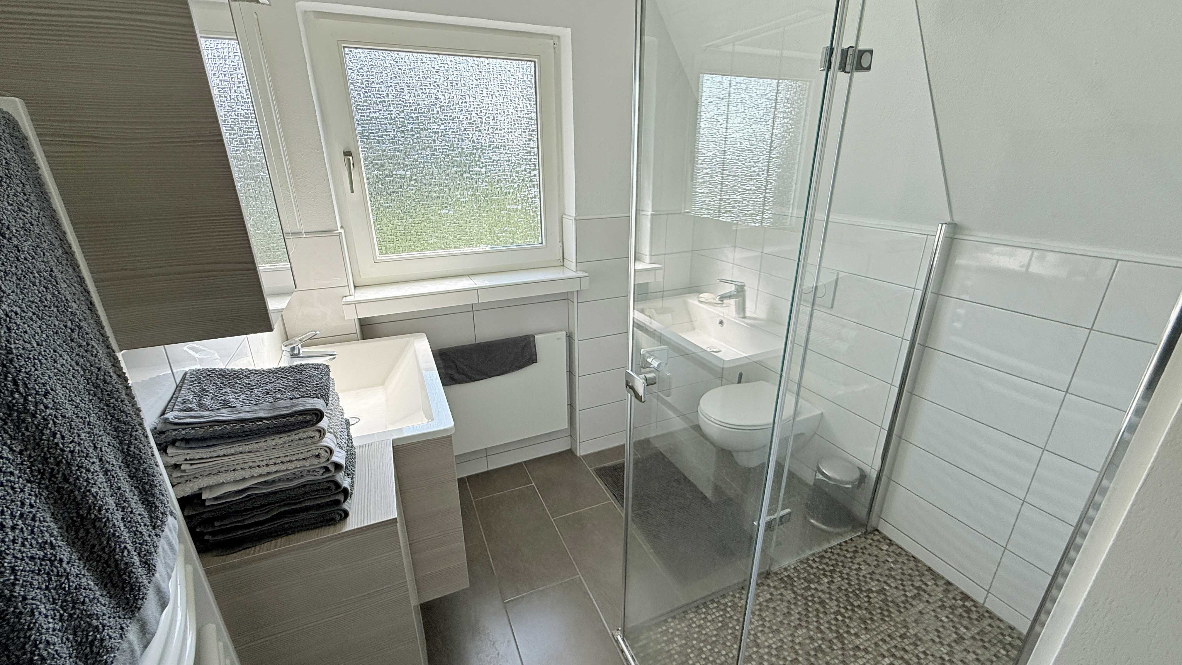 Morsbach-Herbertshagen: besondere Lage - besonderes Haus, Modernes Bad mit bodengleicher Dusche