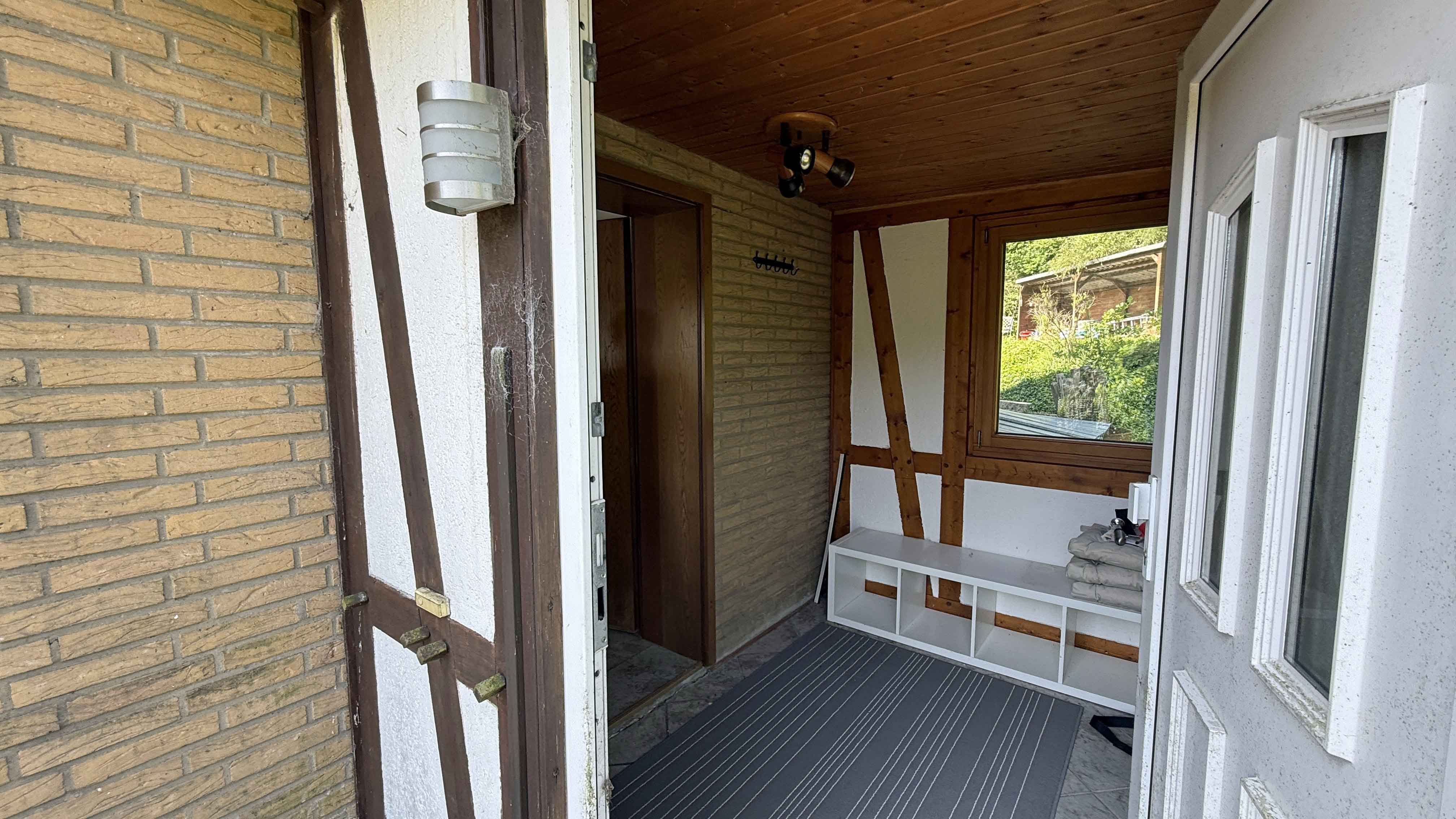 Morsbach-Herbertshagen: besondere Lage - besonderes Haus, Separater Eingang zur Einliegerwohnung