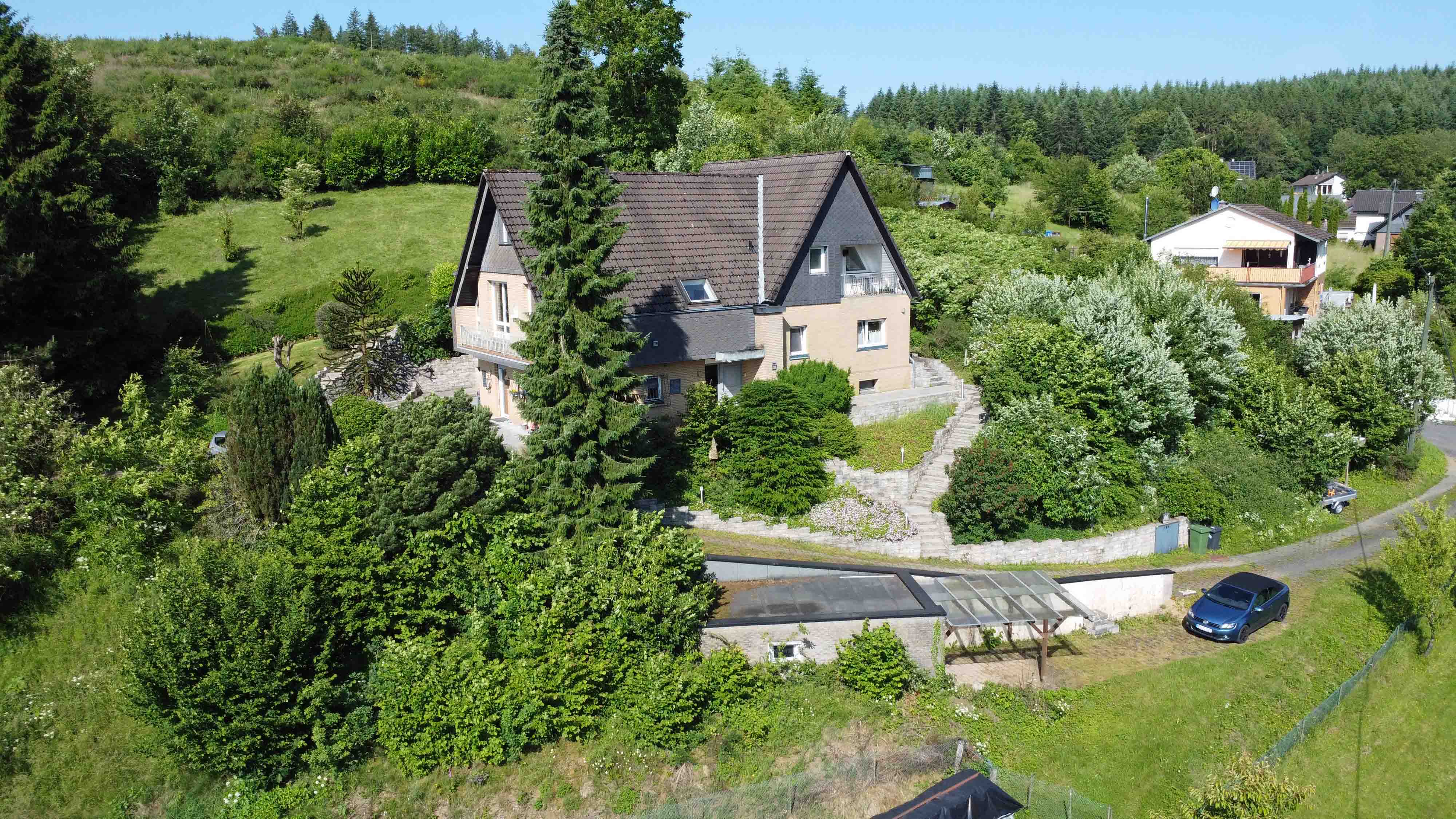 Morsbach-Herbertshagen: besondere Lage - besonderes Haus, ...Zufahrt. 2 separate Hauseingänge