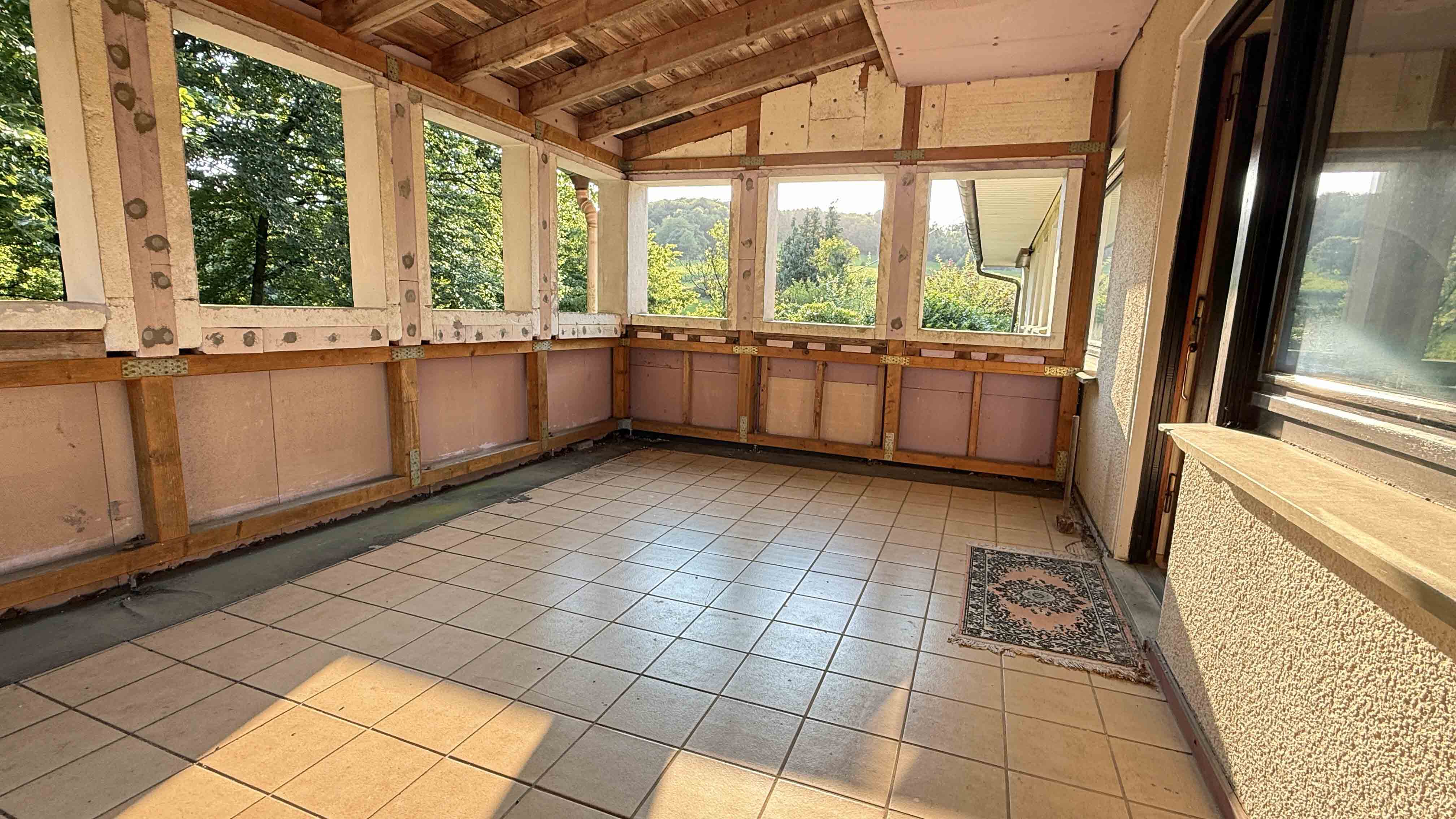 Morsbach-Springe: Landhaus auf 9.377 m² Wiesengrundstück, Wintergarten/Terrasse am Wohnzimmer