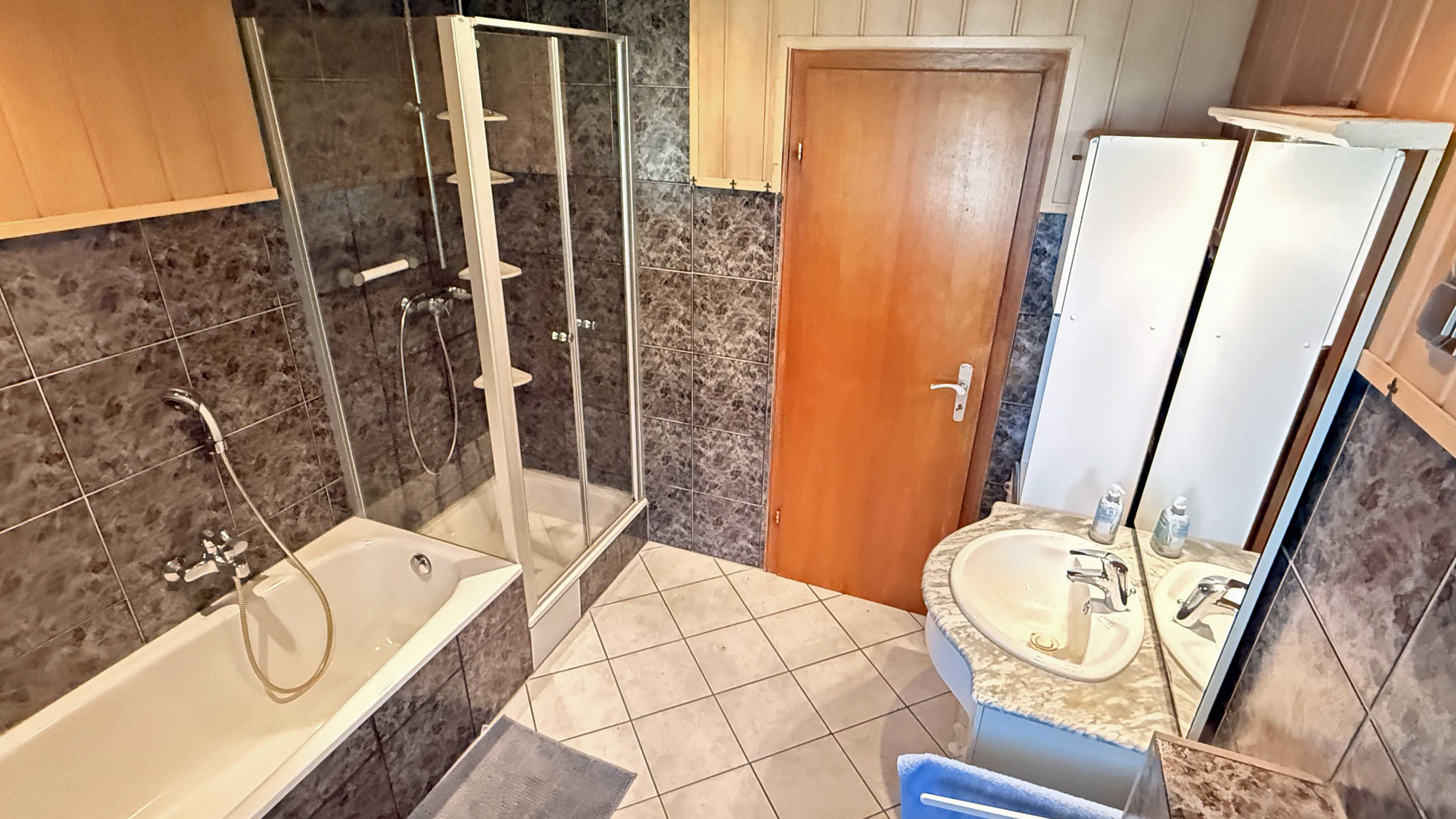 Morsbach-Springe: Landhaus auf 9.377 m² Wiesengrundstück, Bad Erdgeschoss, Baujahr 2001