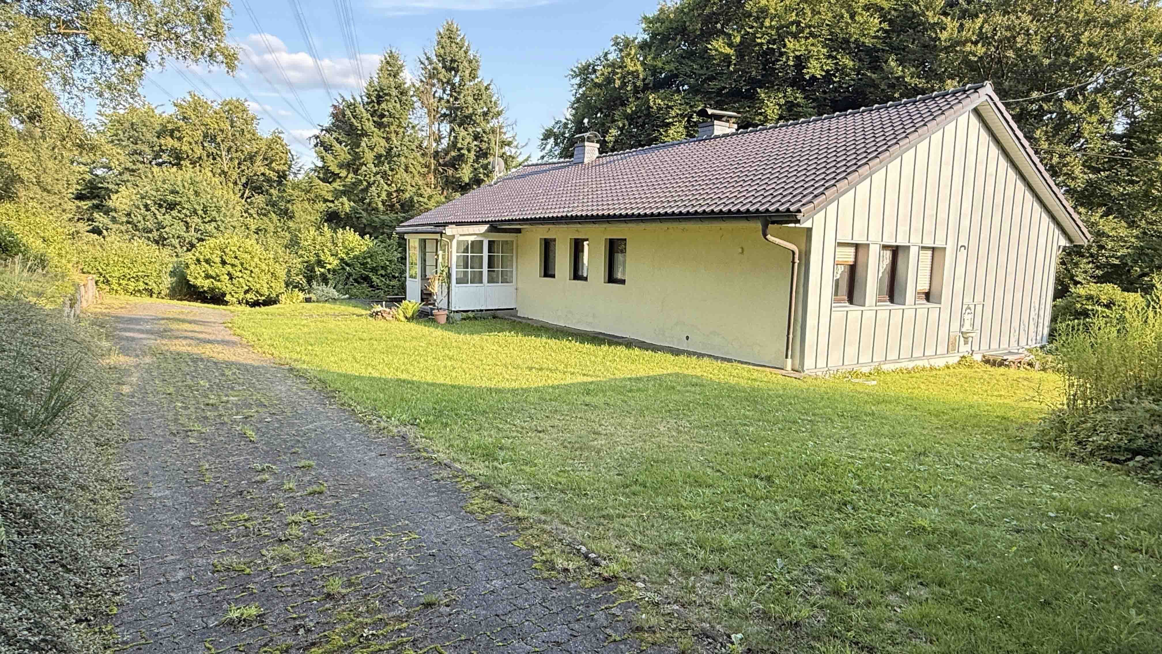 Morsbach-Springe: Landhaus auf 9.377 m² Wiesengrundstück, Dach (2004) und Fassade (2018) wurden erneuert 