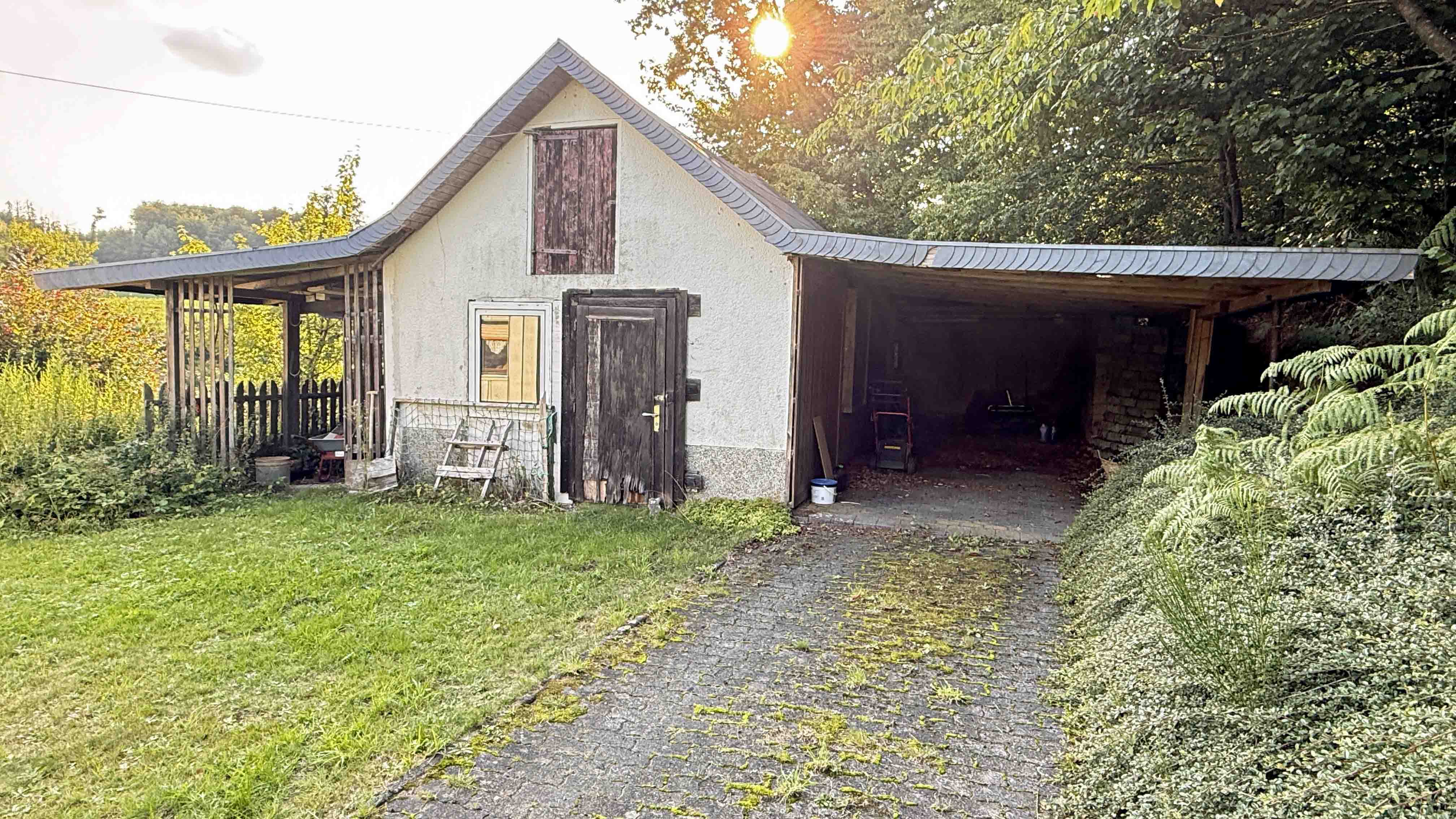 Morsbach-Springe: Landhaus auf 9.377 m² Wiesengrundstück, Nebengebäude mit Carport