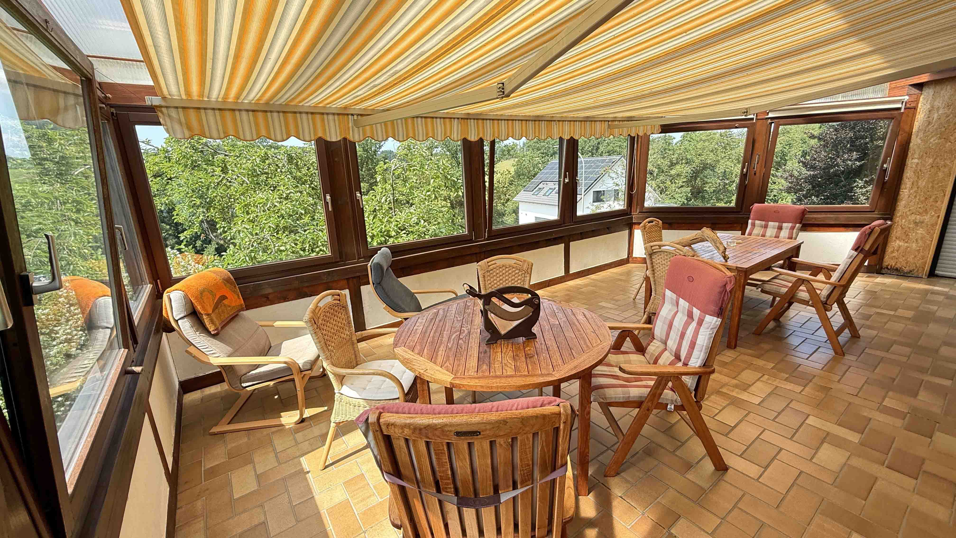 Reichshof-Denklingen: Perfekt für zwei Generationen, Wintergarten als 2. Wohnzimmer (27 m²) 