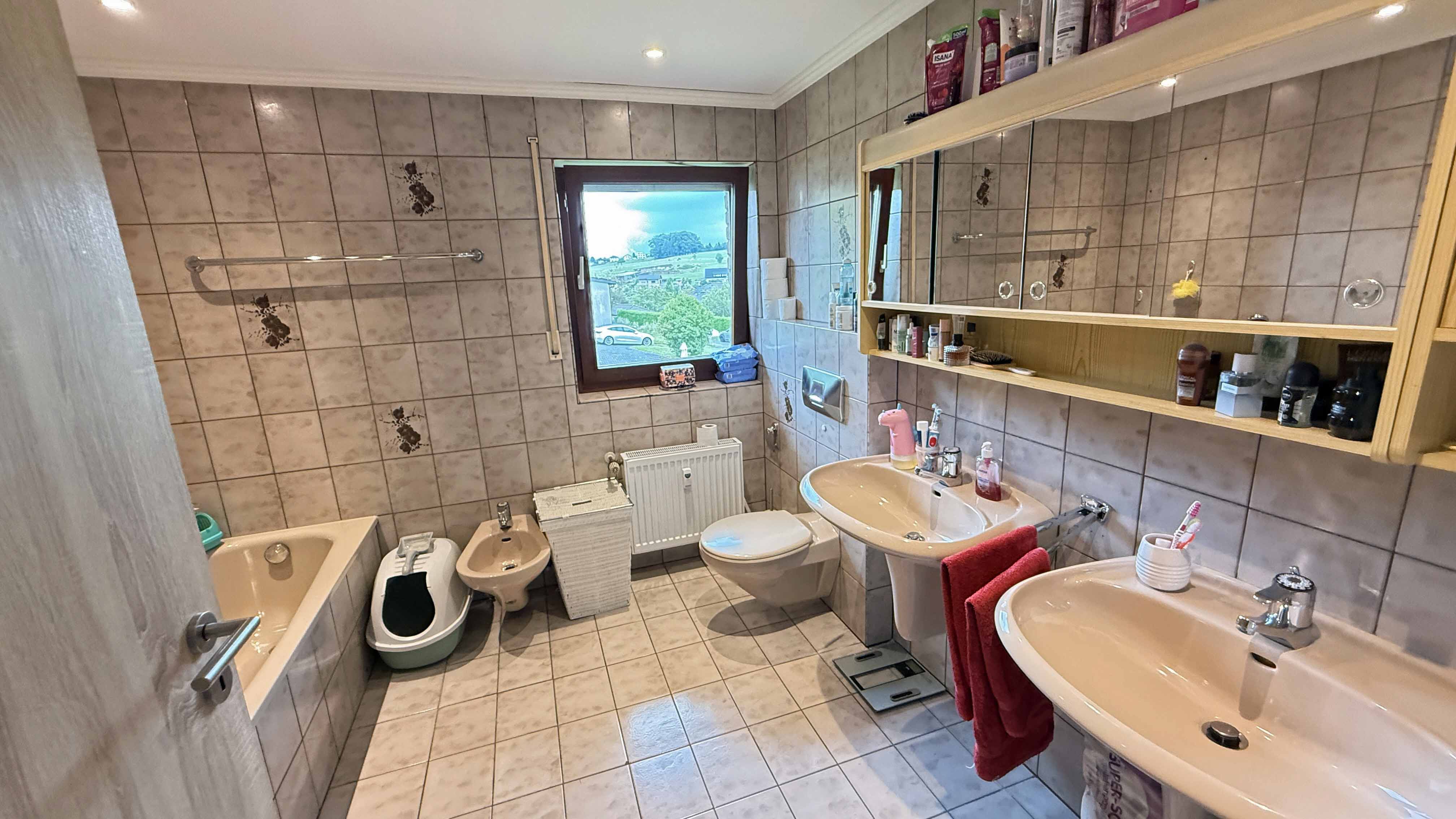 Morsbach-Alzen: Landhaus mit 3 Wohnungen und PV-Anlage, Bad Wng. EG mit Wanne und Dusche (h.d.Tür)