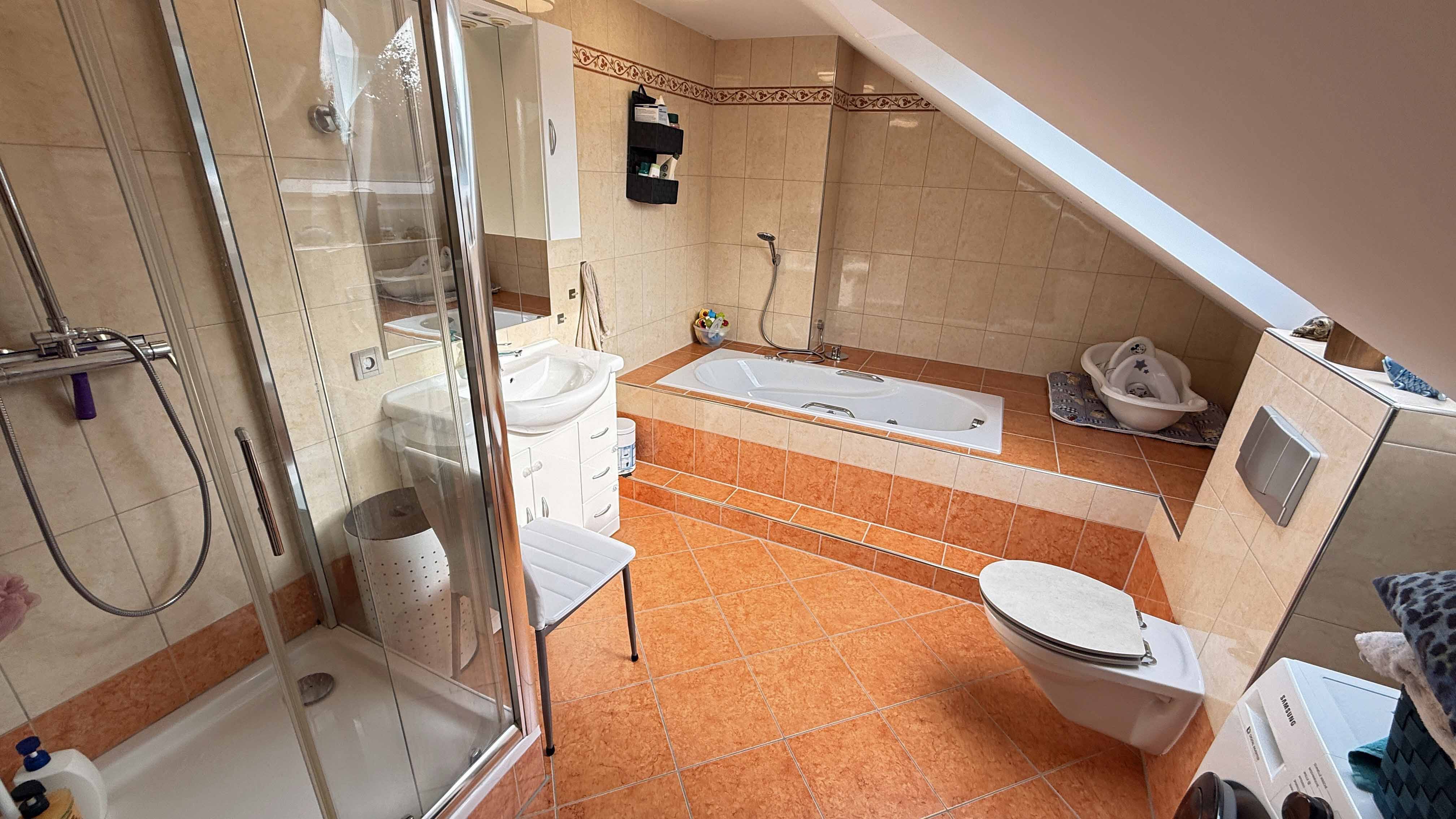 Morsbach-Alzen: Landhaus mit 3 Wohnungen und PV-Anlage, Bad, Wng DG, Bj. 2014