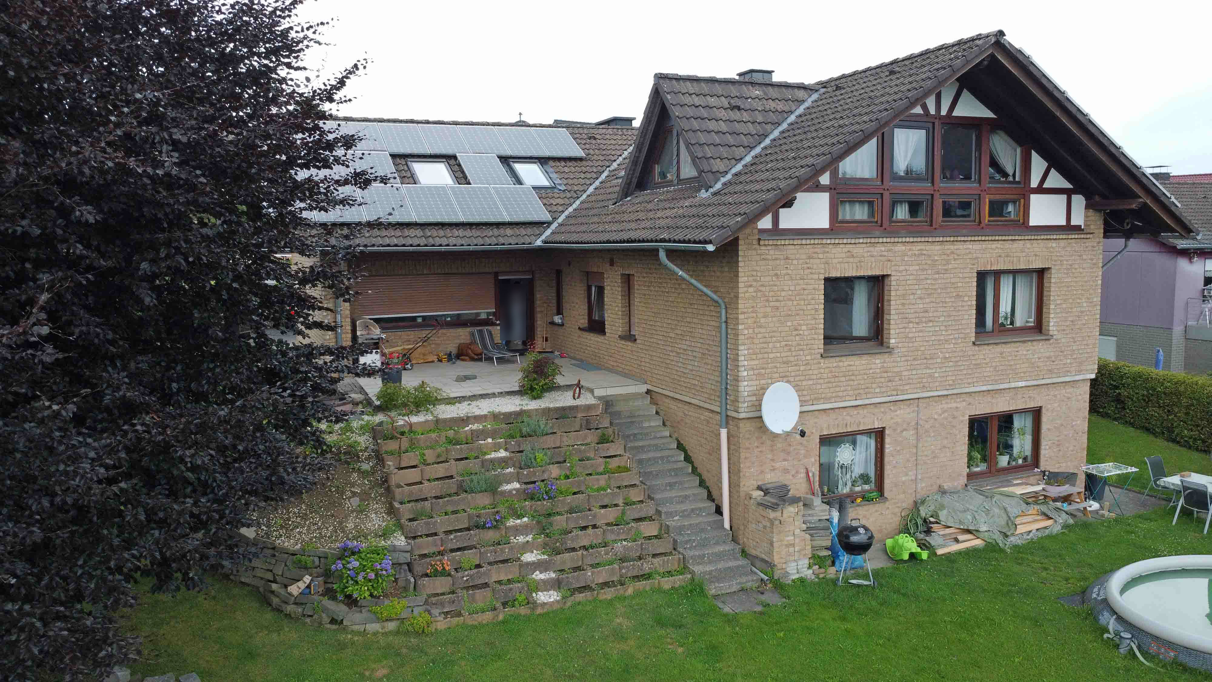 Morsbach-Alzen: Landhaus mit 3 Wohnungen und PV-Anlage, 25 m² große, überdachte Terrasse ... 