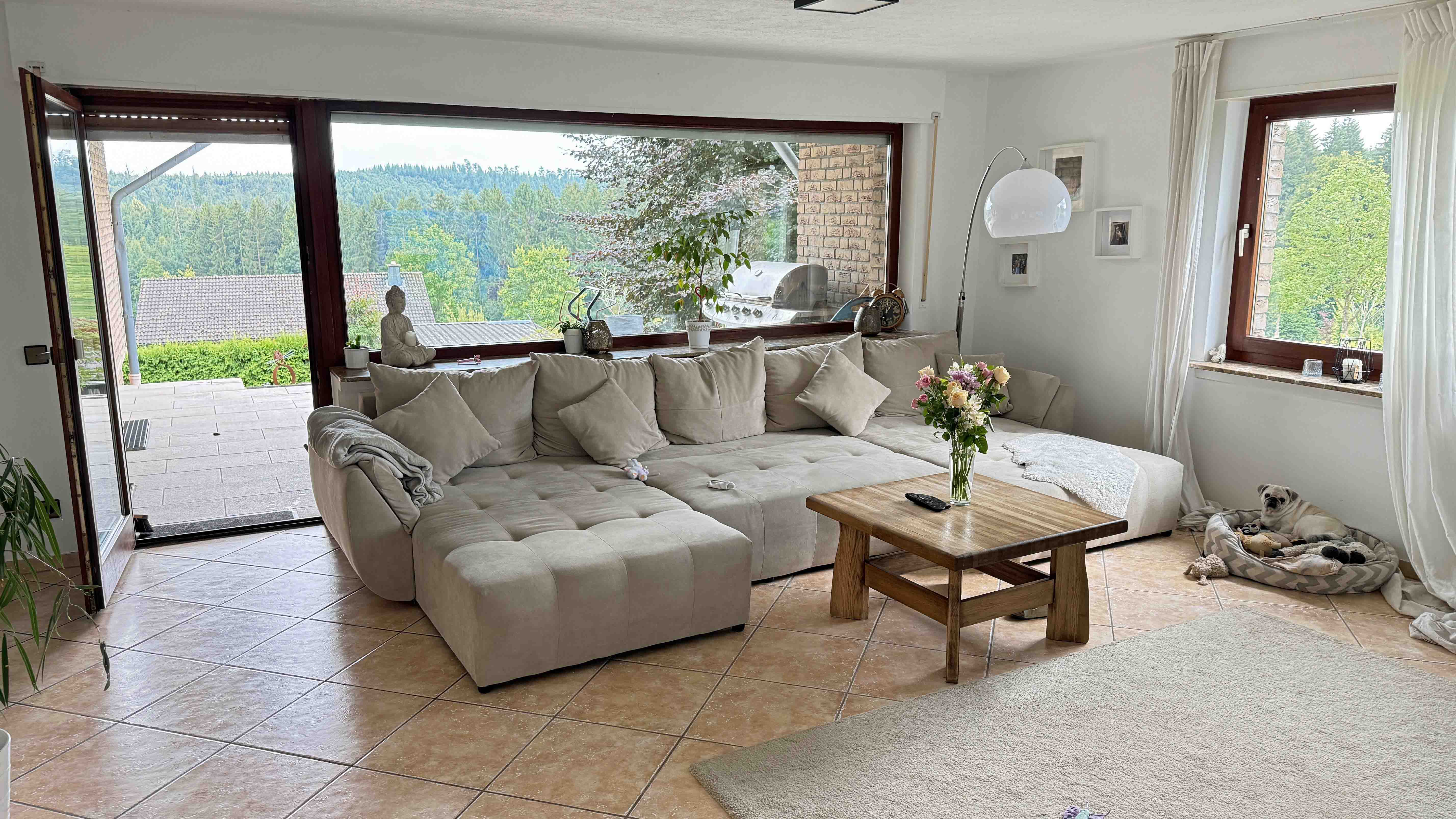 Morsbach-Alzen: Landhaus mit 3 Wohnungen und PV-Anlage, Wng EG: Wohnzimmer 32 m² mit Terrasse und...