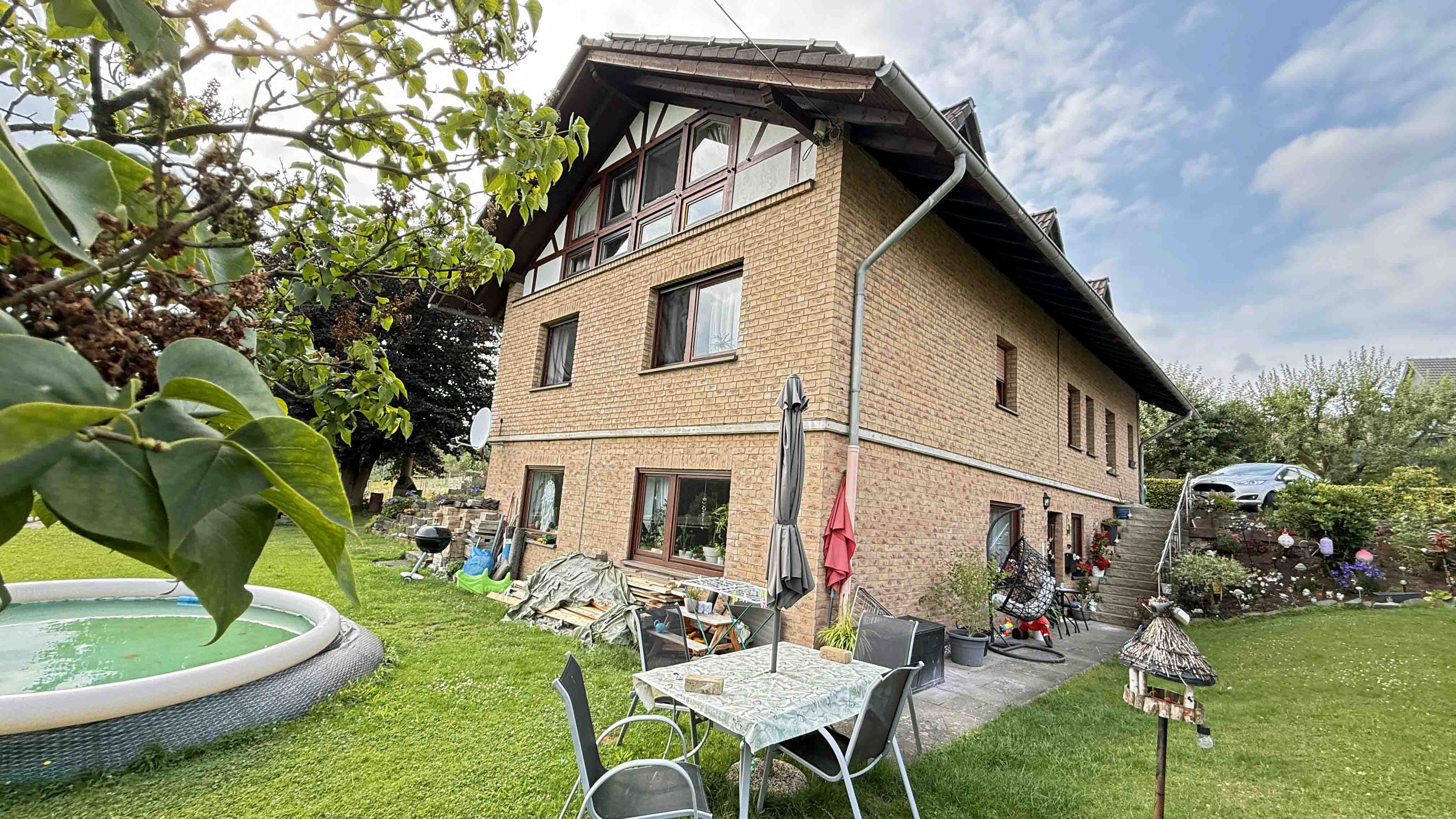 Morsbach-Alzen: Landhaus mit 3 Wohnungen und PV-Anlage, Treppe zum Nebeneingang/ UG und Garten 