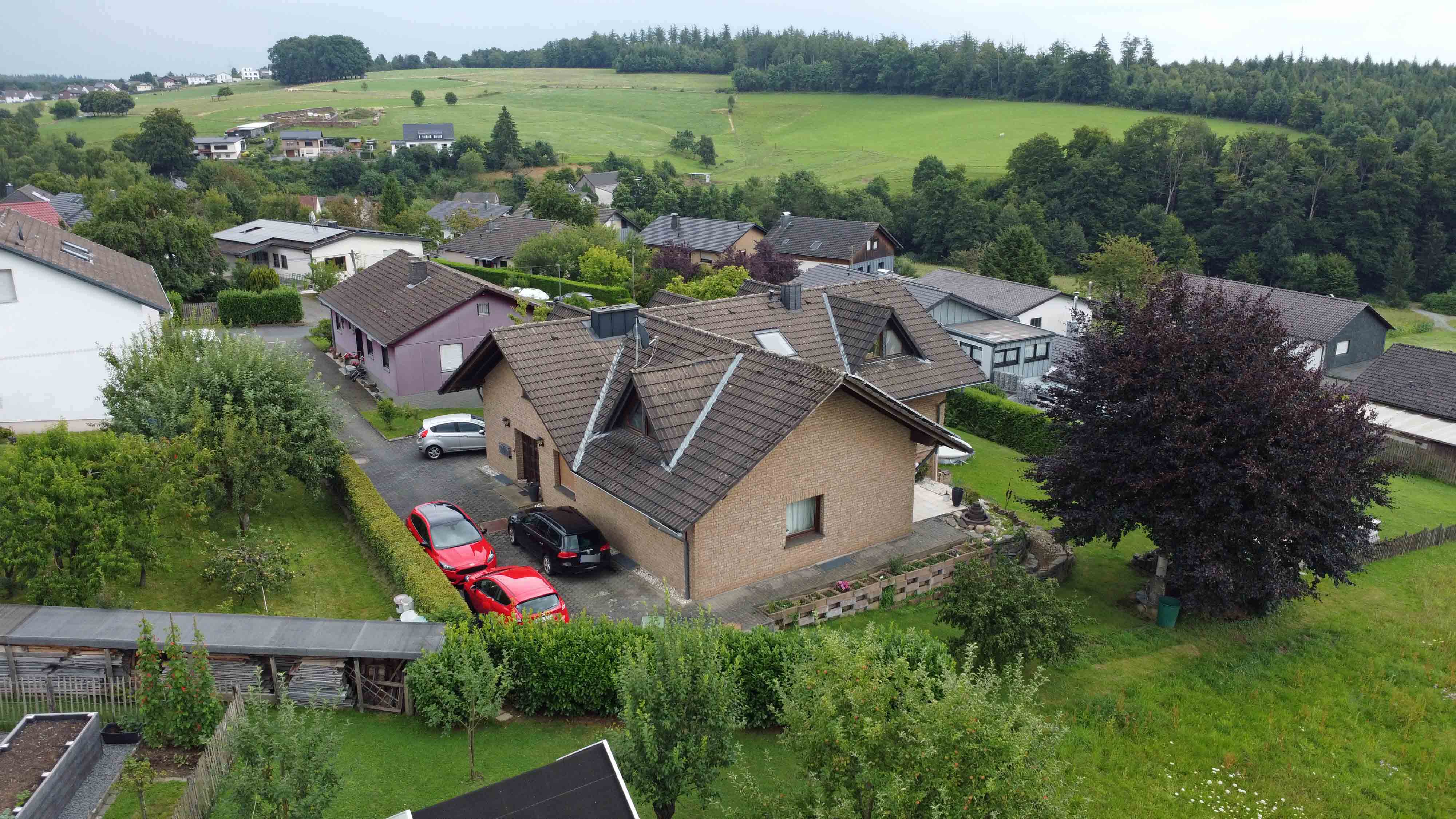 Morsbach-Alzen: Landhaus mit 3 Wohnungen und PV-Anlage, Eingangsfront mit privater Zufahrt
