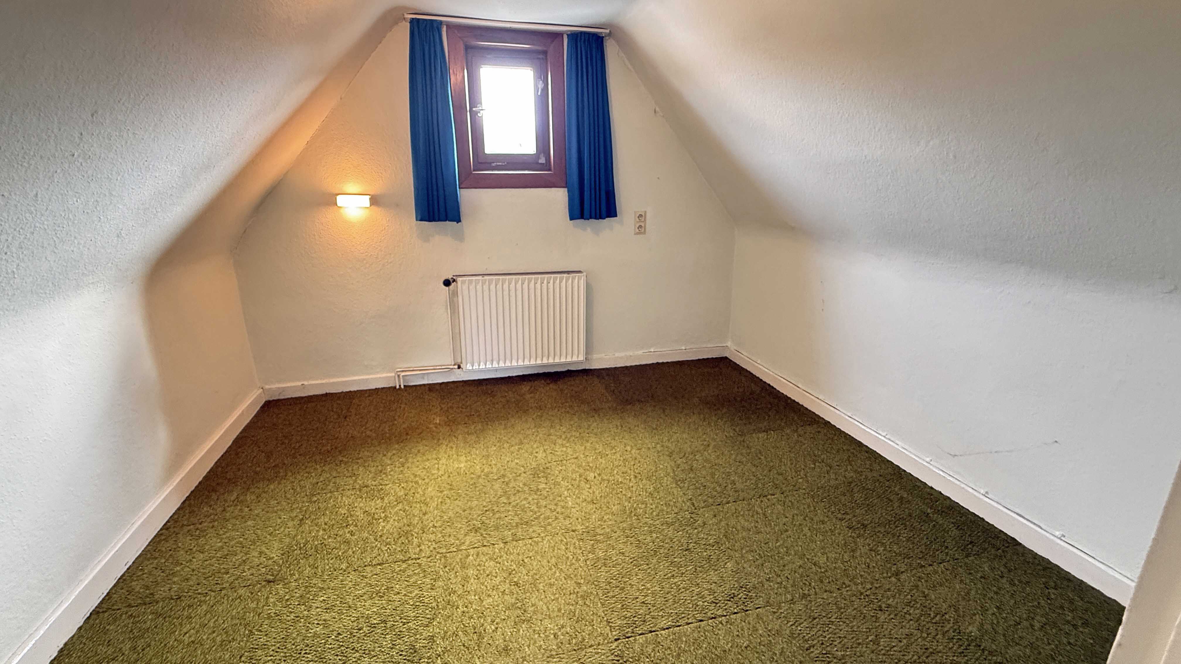 Wissen: EFH mit Dachterrasse, Garten und 2 Garagen, zwei zusätzliche Notzimmer auf dem Spitzboden