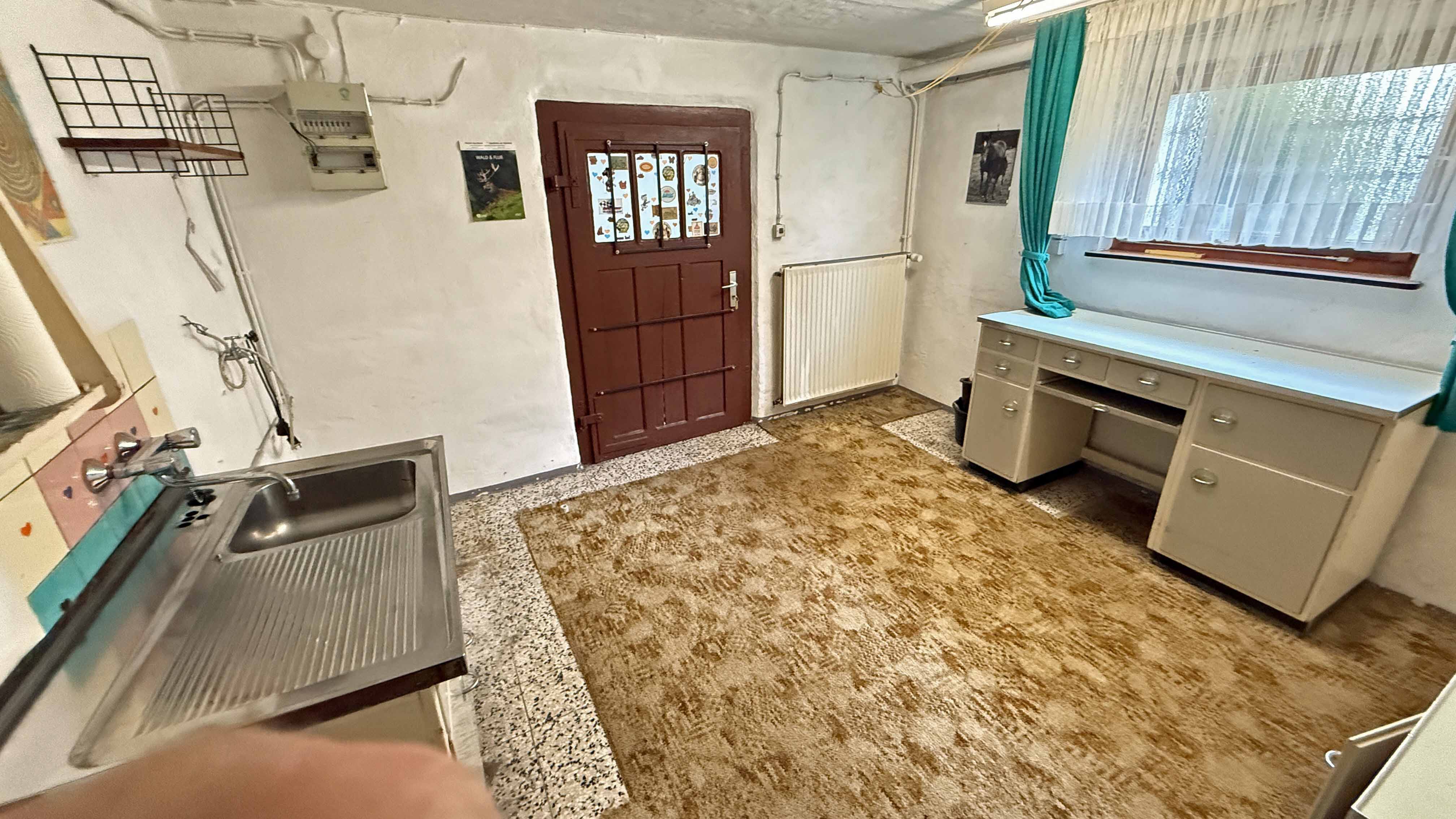 Wissen: EFH mit Dachterrasse, Garten und 2 Garagen, ebenerdig begehbarer Keller; hier: Waschküche