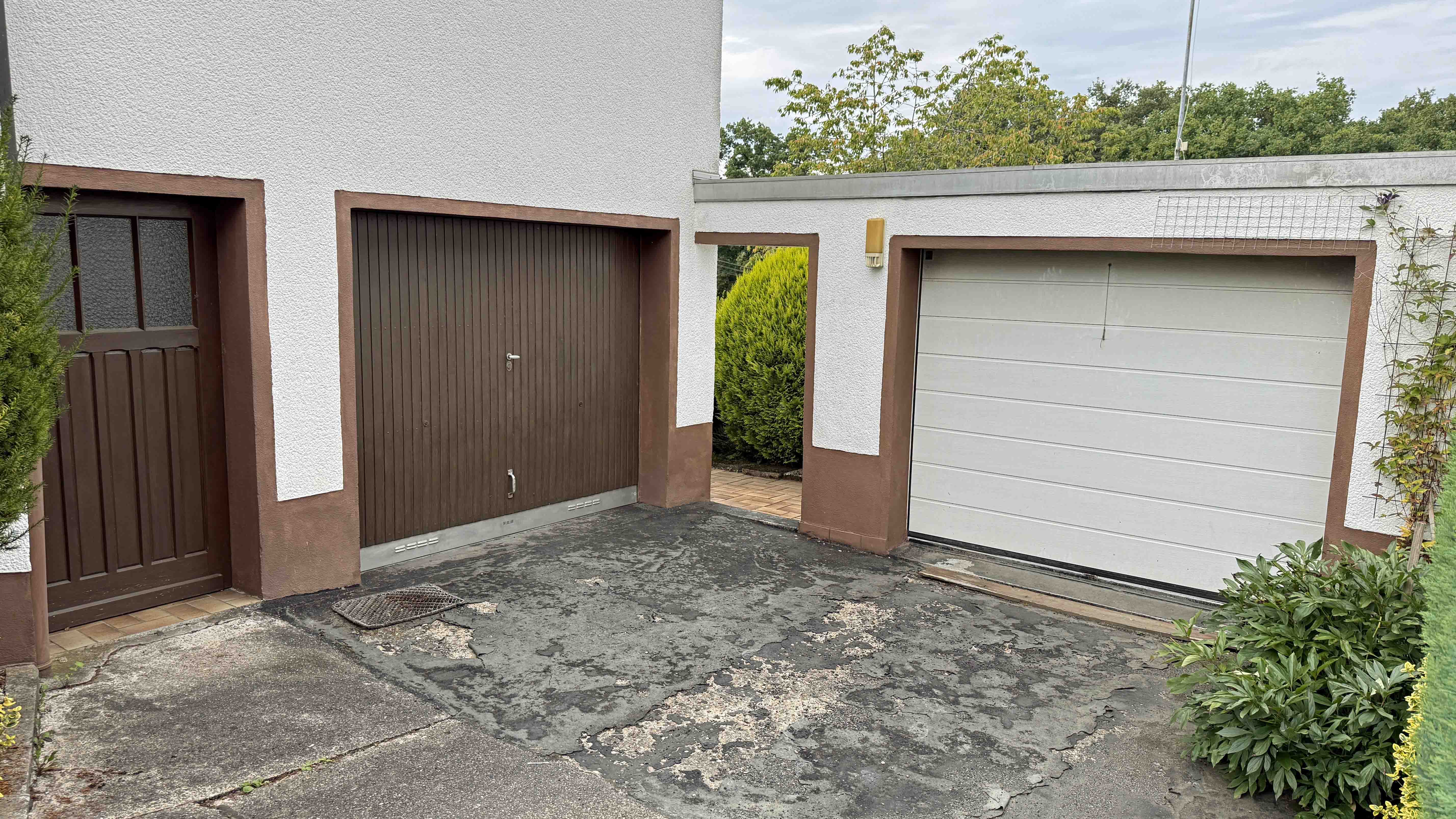 Wissen: EFH mit Dachterrasse, Garten und 2 Garagen, 2 Garagen. Links: Nebeneingang zum Keller