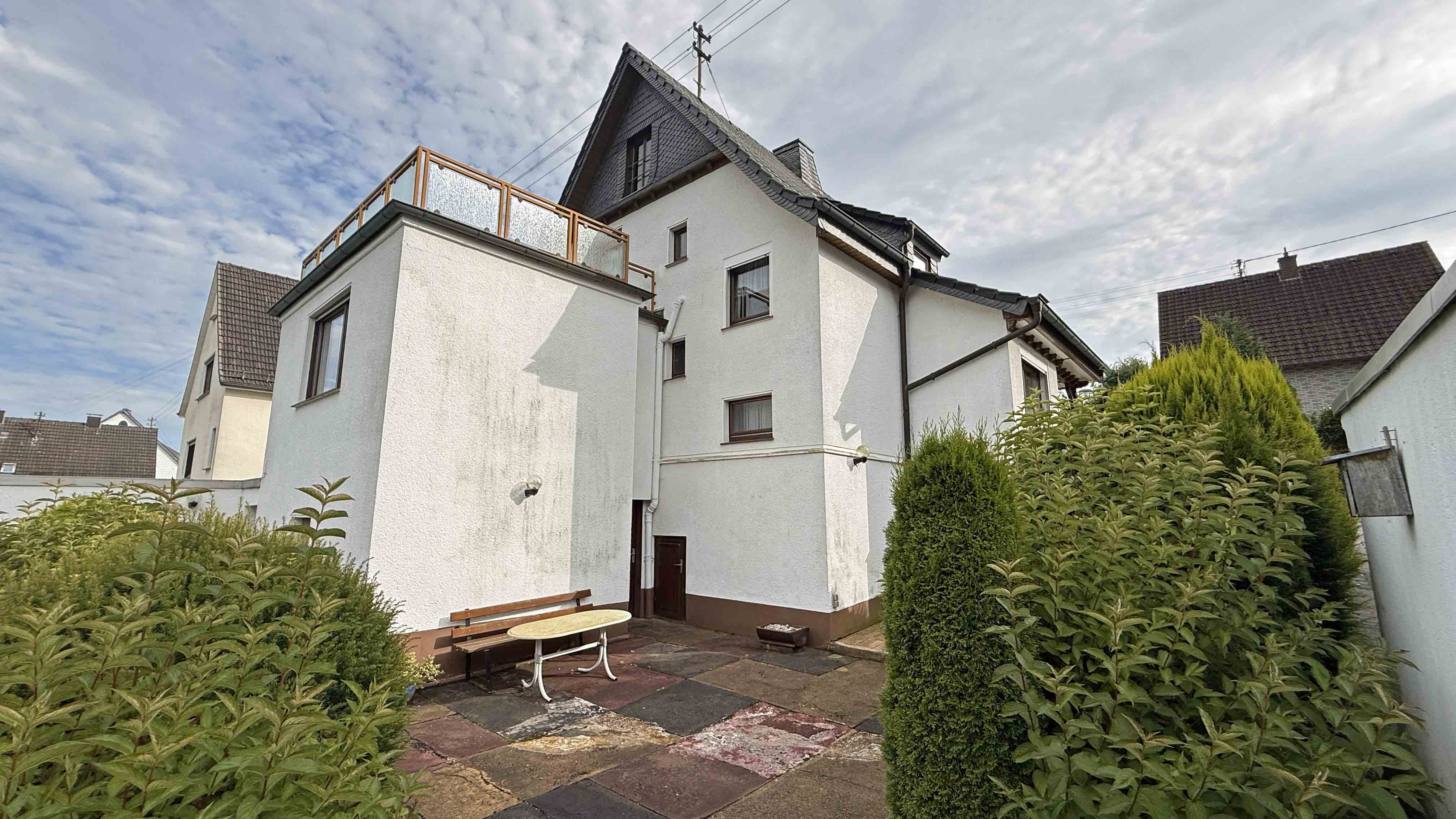 Wissen: EFH mit Dachterrasse, Garten und 2 Garagen, Rückseite: Anbau mit Terrasse daneben und darauf 