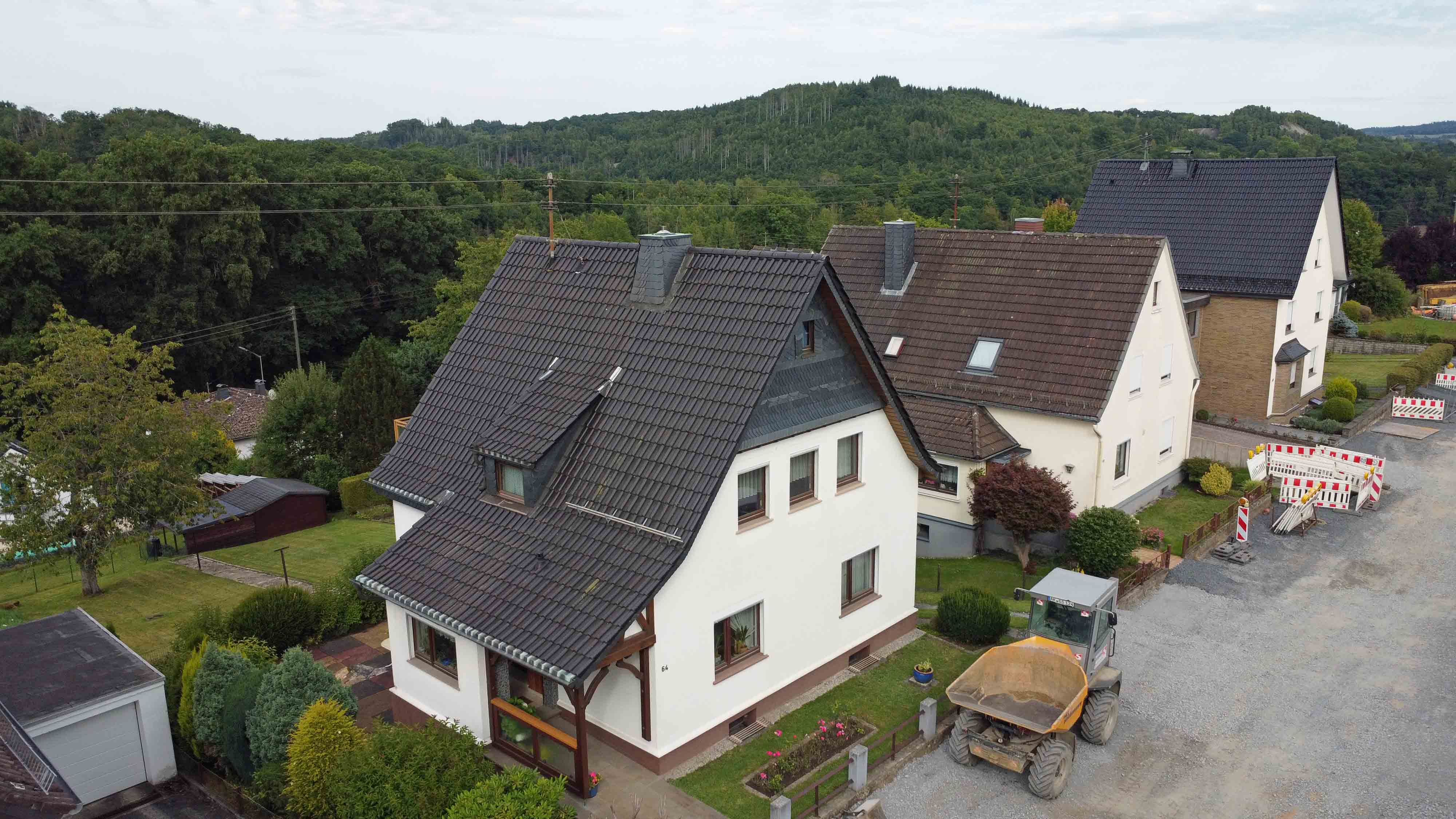 Wissen: EFH mit Dachterrasse, Garten und 2 Garagen, Frontseite (Straße wird gerade saniert) 