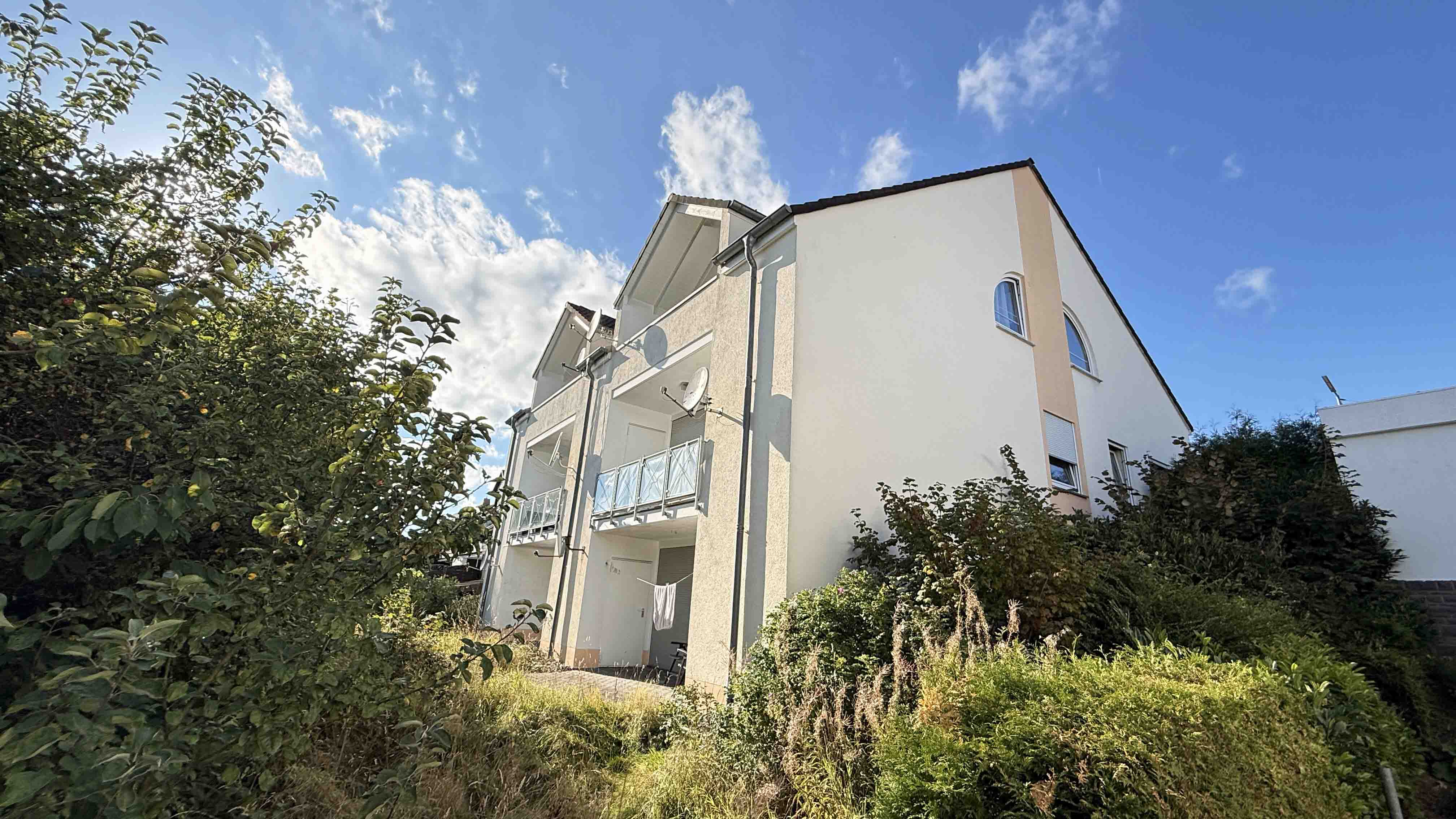 Verkauft - Waldbröl: Apartment mit Terrasse zentral und ruhig gelegen, Rückansicht mit Terrasse (Südseite)