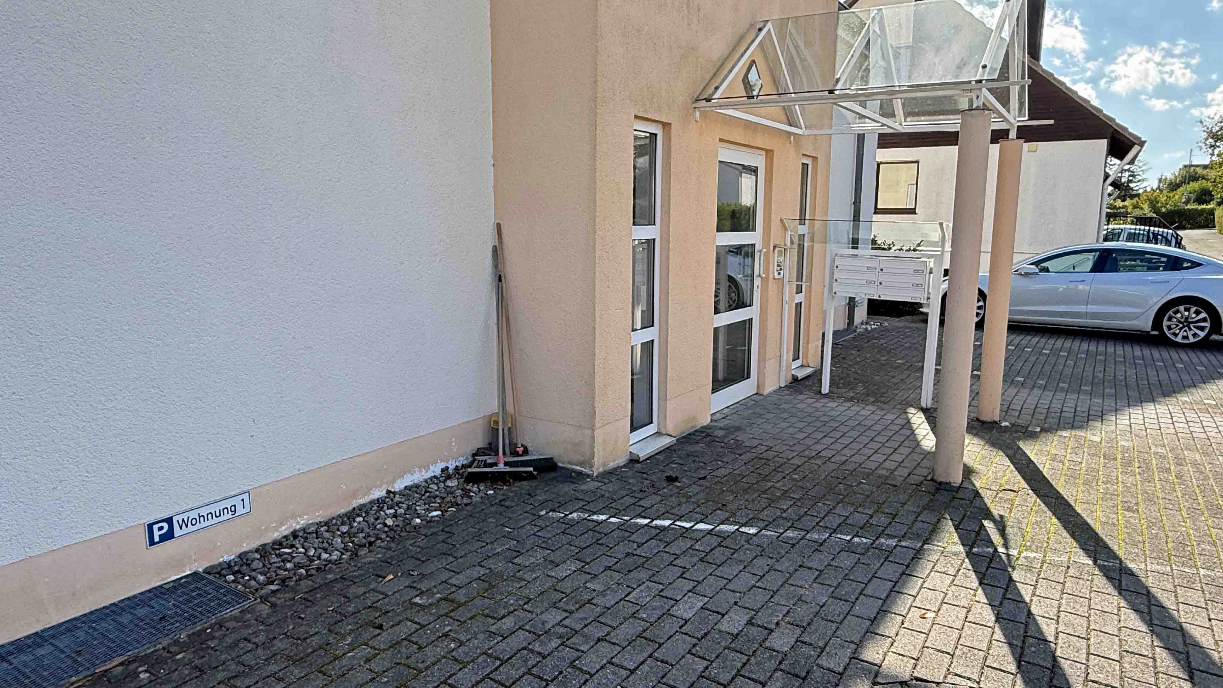 Verkauft - Waldbröl: Apartment mit Terrasse zentral und ruhig gelegen, gepflegter, überdachter Eingang. Parkplatz Wohnung 1