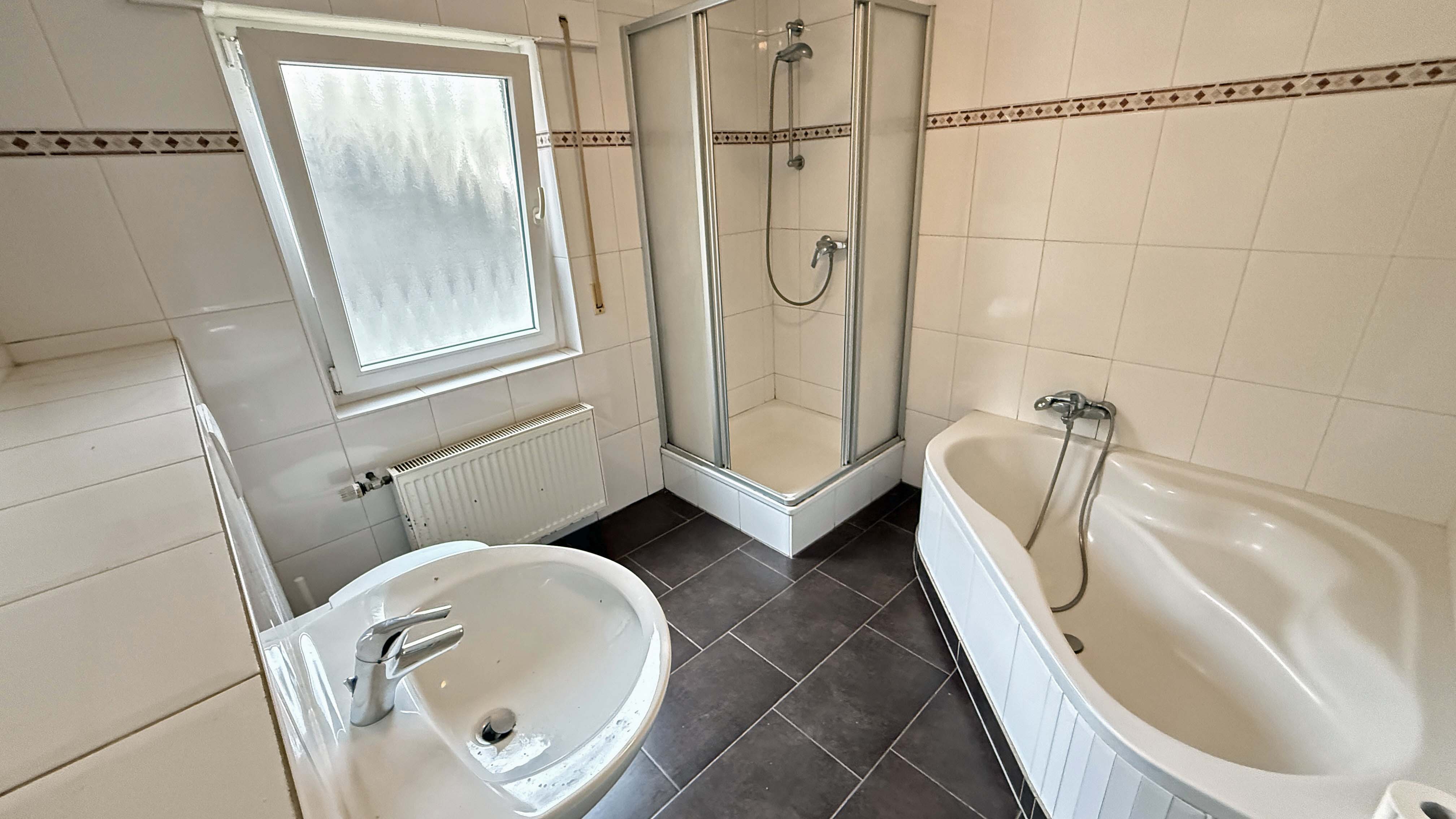 Morsbach-Bitze: EFH mit ELW / preiswert und gut, Bad mit Dusche und Eckwanne (5,2 m²), sowie...