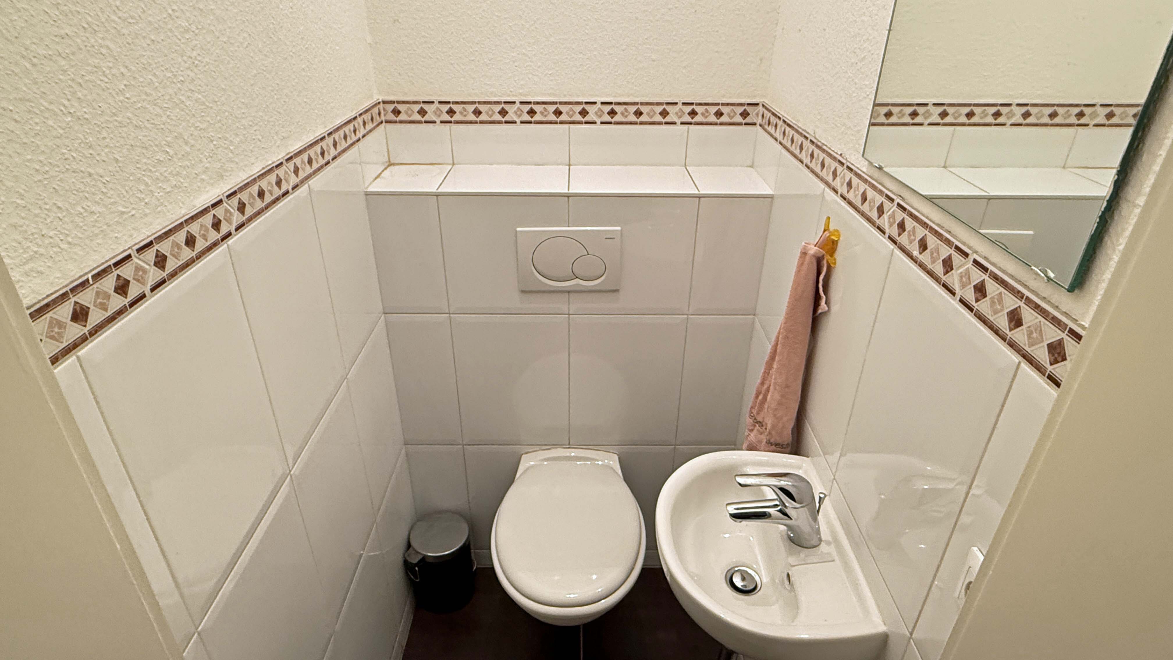 Morsbach-Bitze: EFH mit ELW / preiswert und gut, ...Gäste-WC im guten, modernisierten Zustand