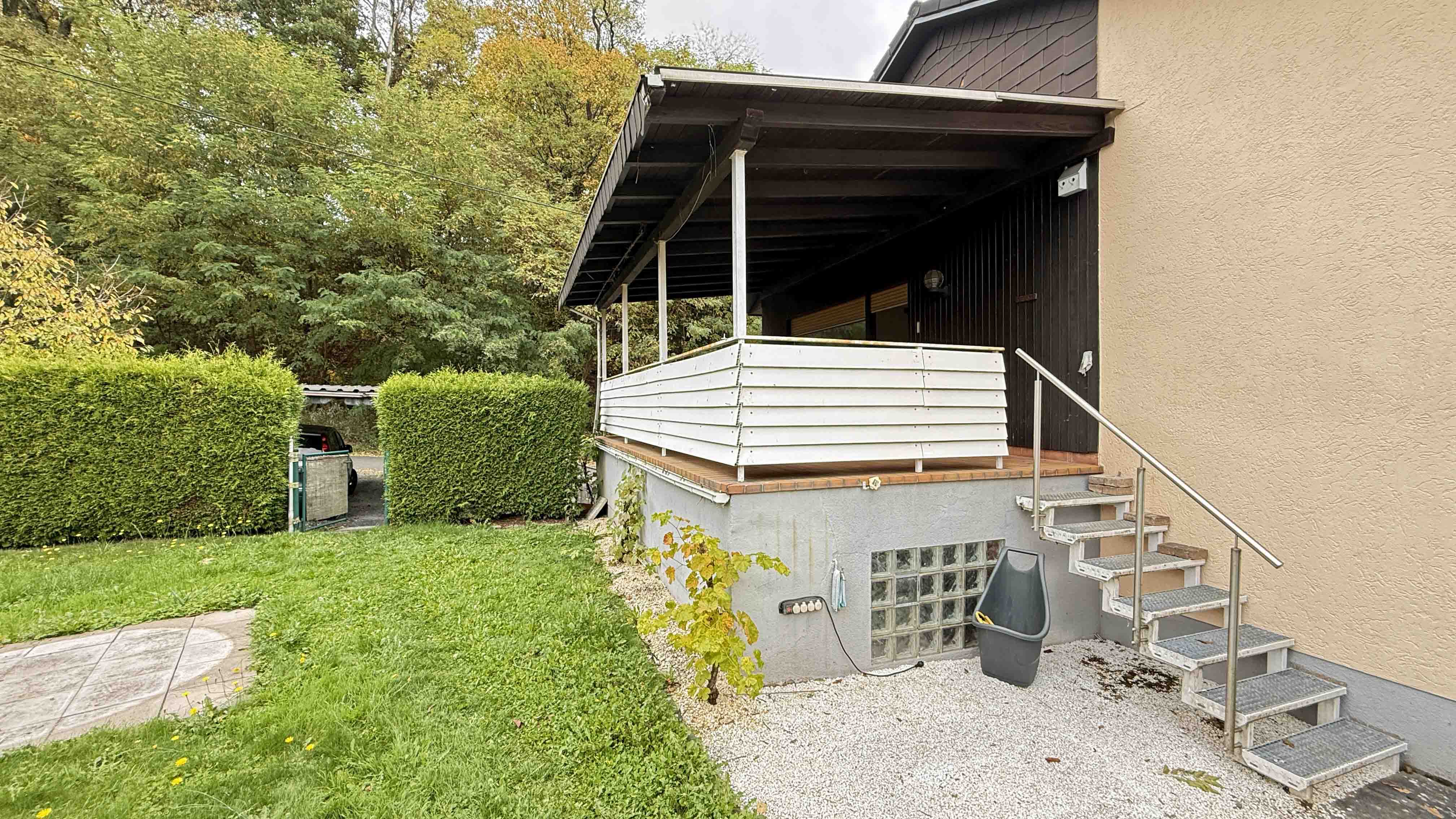 Morsbach-Bitze: EFH mit ELW / preiswert und gut, Terrassentreppe zum Grillplatz im Garten (links)