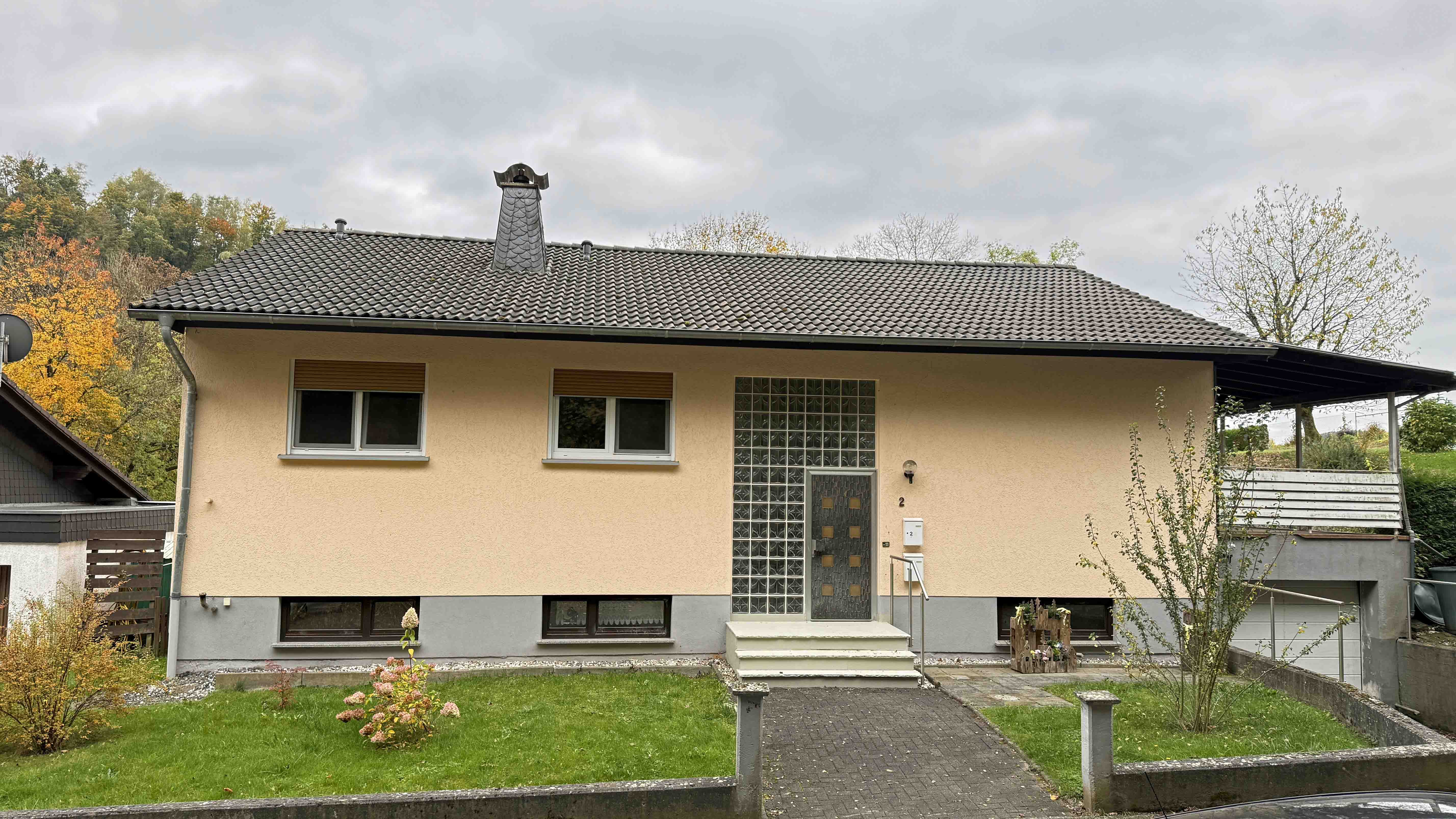 Morsbach-Bitze: EFH mit ELW / preiswert und gut, Front-/Eingangsseite mit Vorgarten...